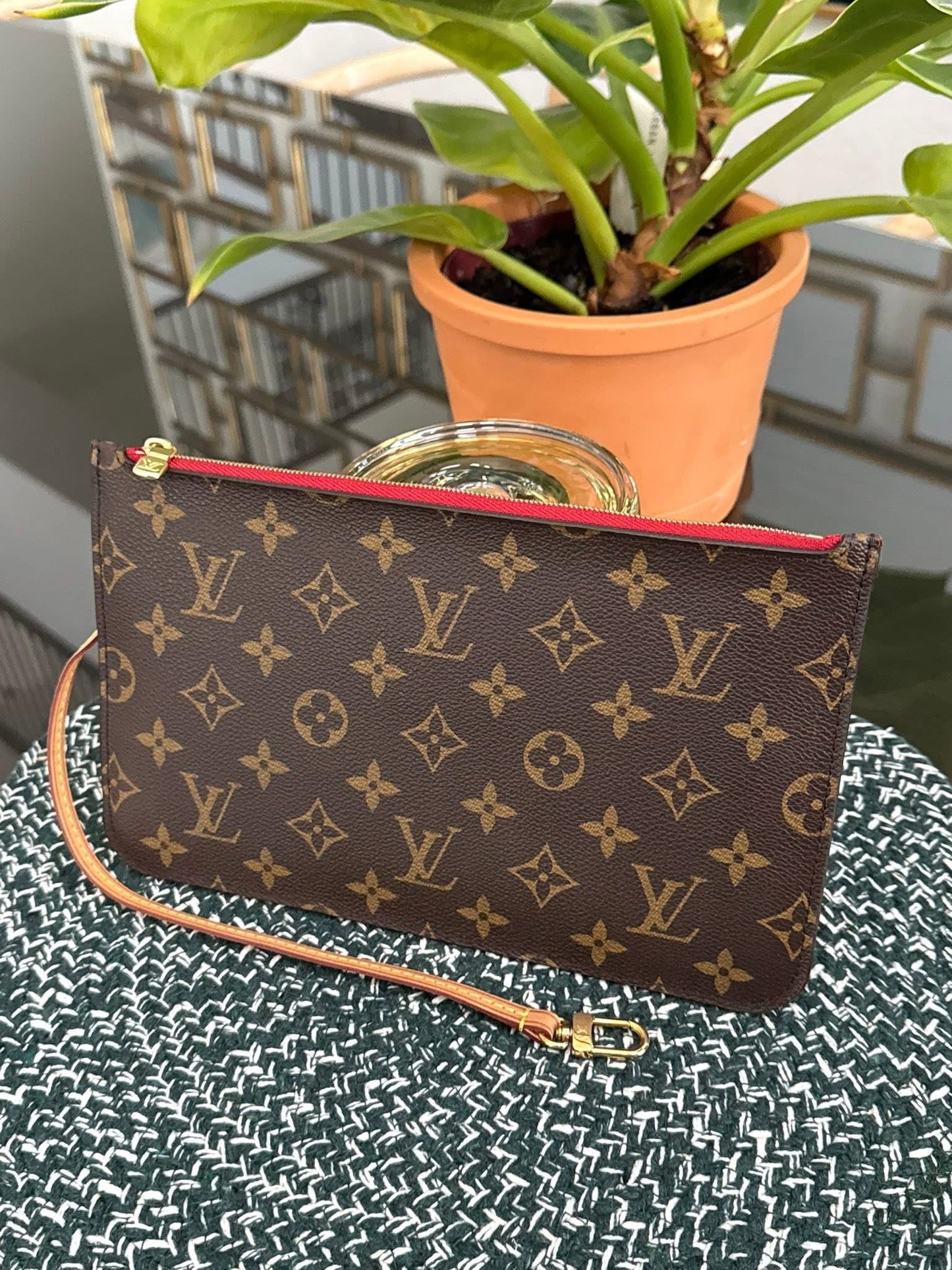 Neverfull MM/GM Pouch in Cerise interior -🗓️ Year: 2017
