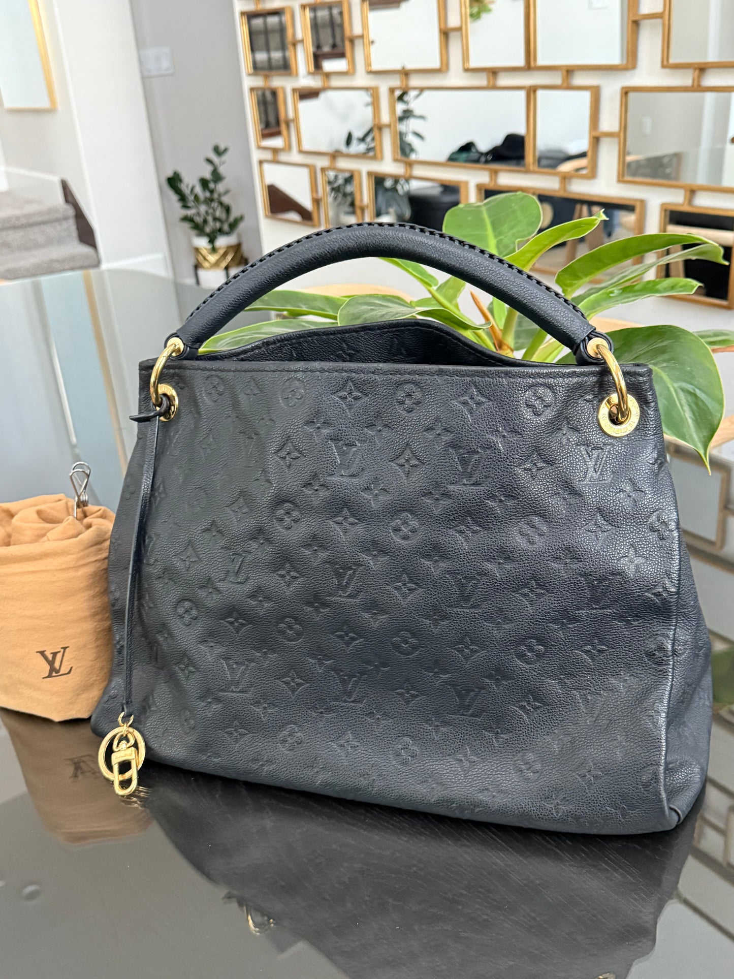 Artsy MM Empriente in Black with Dustbag and Insert Organizer - ๐
Year: 2015