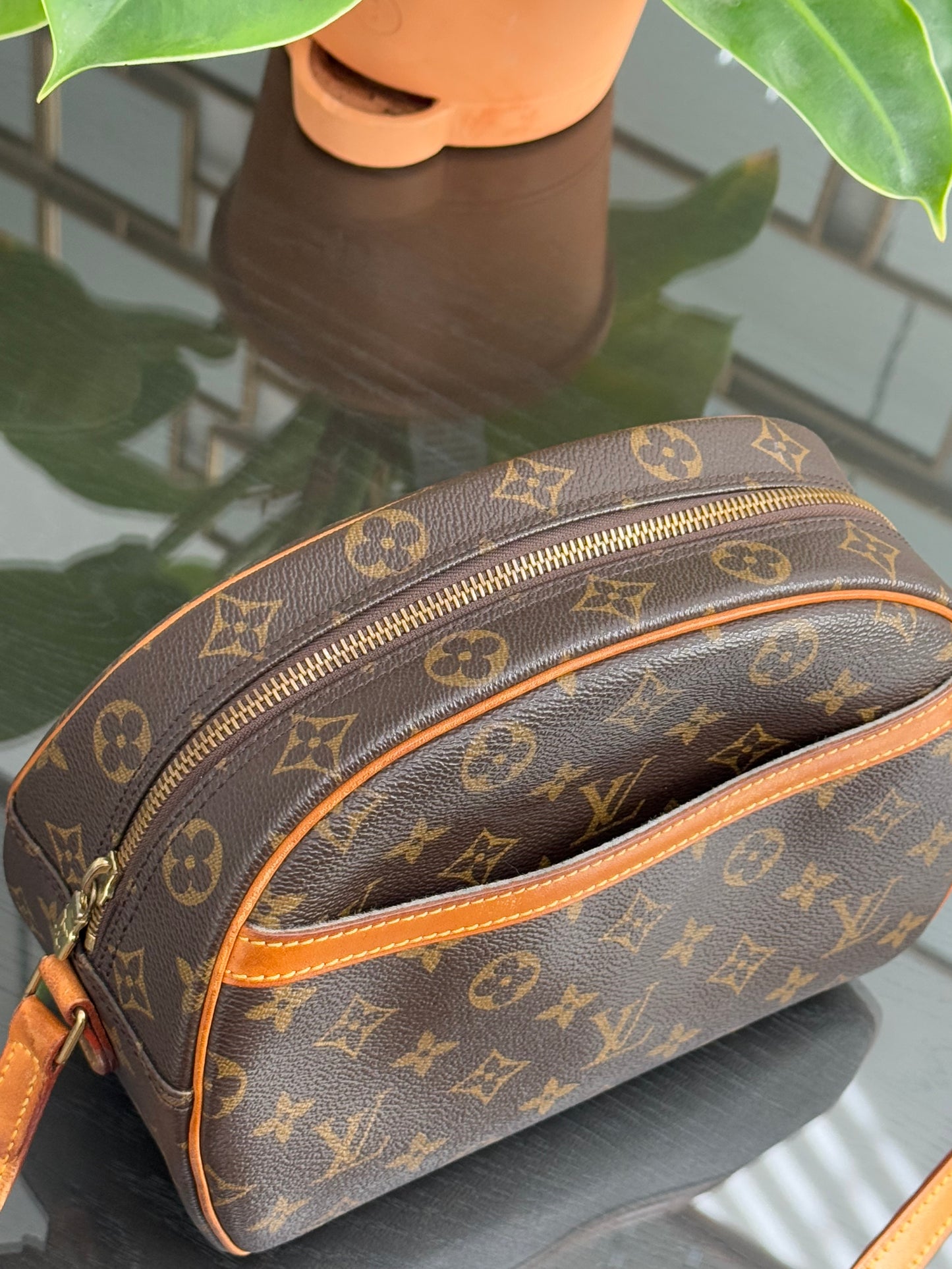 Blois Crossbody -🗓️ Year: 1995