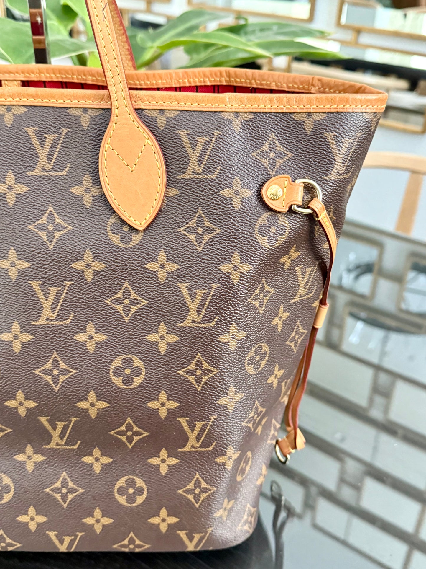 Neverfull MM in Cerise/ Red interior with Dustbag ๐
Year: 2018