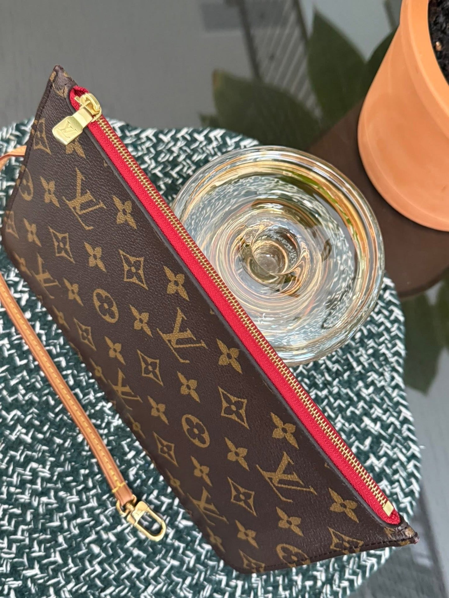 Neverfull MM/GM Pouch in Cerise interior -🗓️ Year: 2017