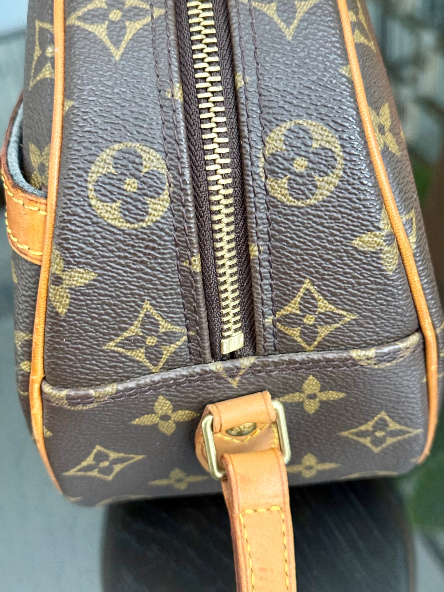 Blois Crossbody -🗓️ Year: 2000