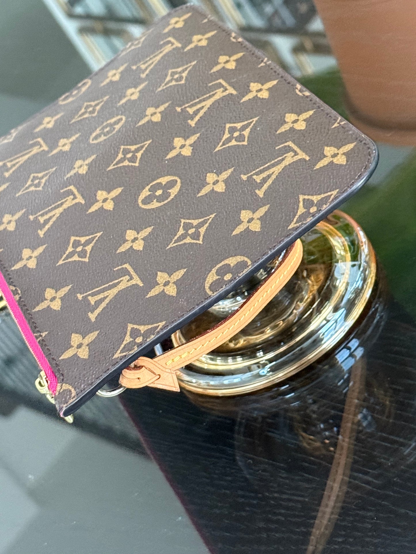 Neverfull MM Pouch in Peony interior -🗓️ Year:2019