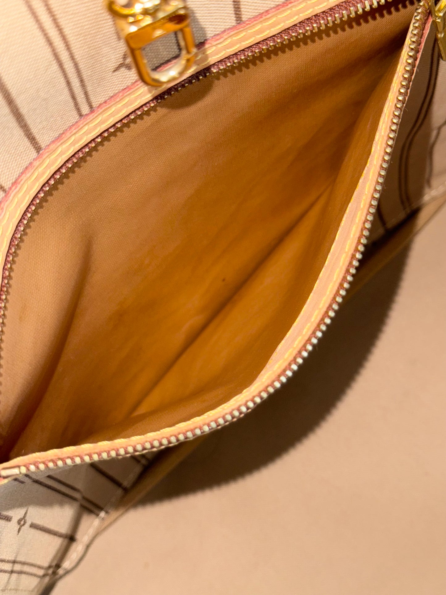 Neverfull MM with Dustbag and Insert Organizer -Year: 2012