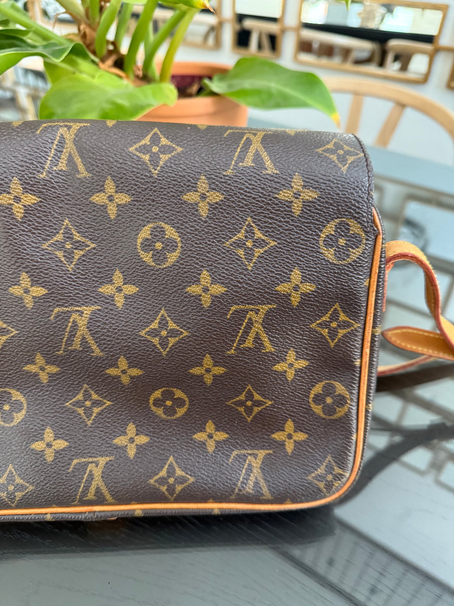 St. Germain 28 Crossbody Bag
๐๏ธ Year: 1995