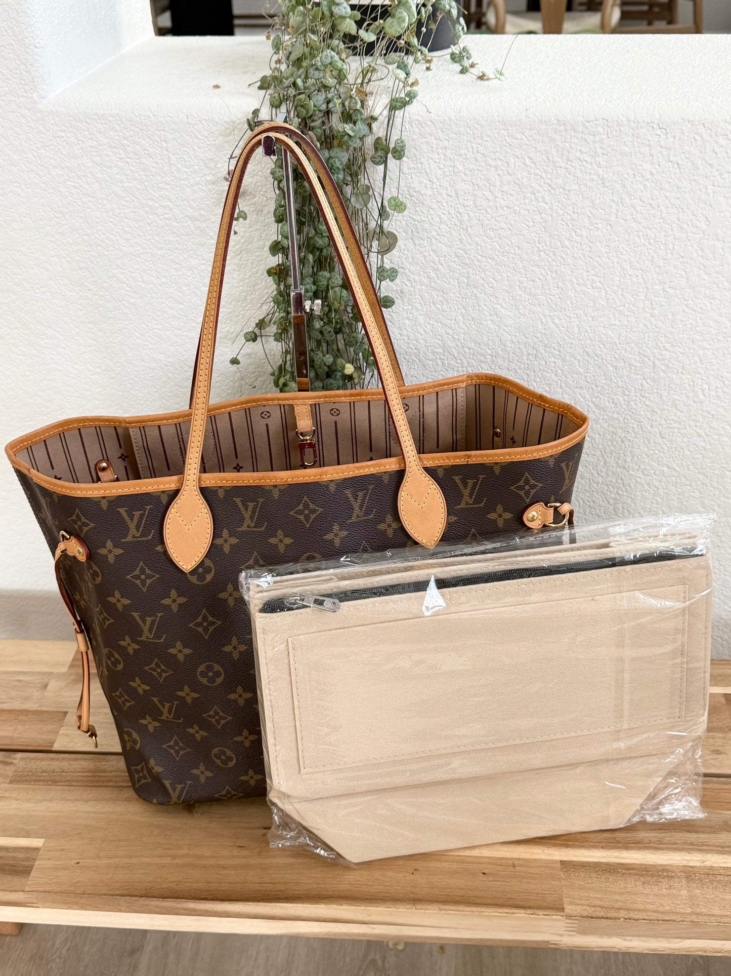 Neverfull MM with Dustbag and Insert Organizer -Year: 2012