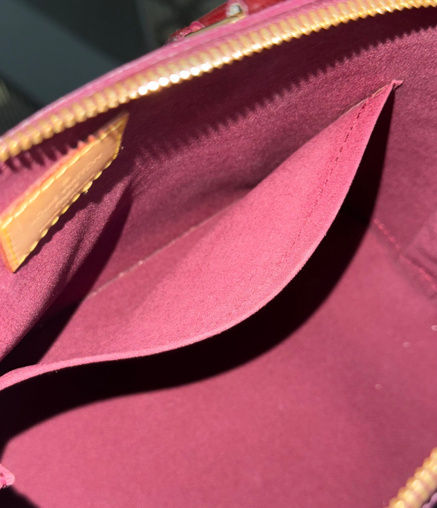 Vernis Alma PM Amarante with Lock π and key, clochette and Dustbag π