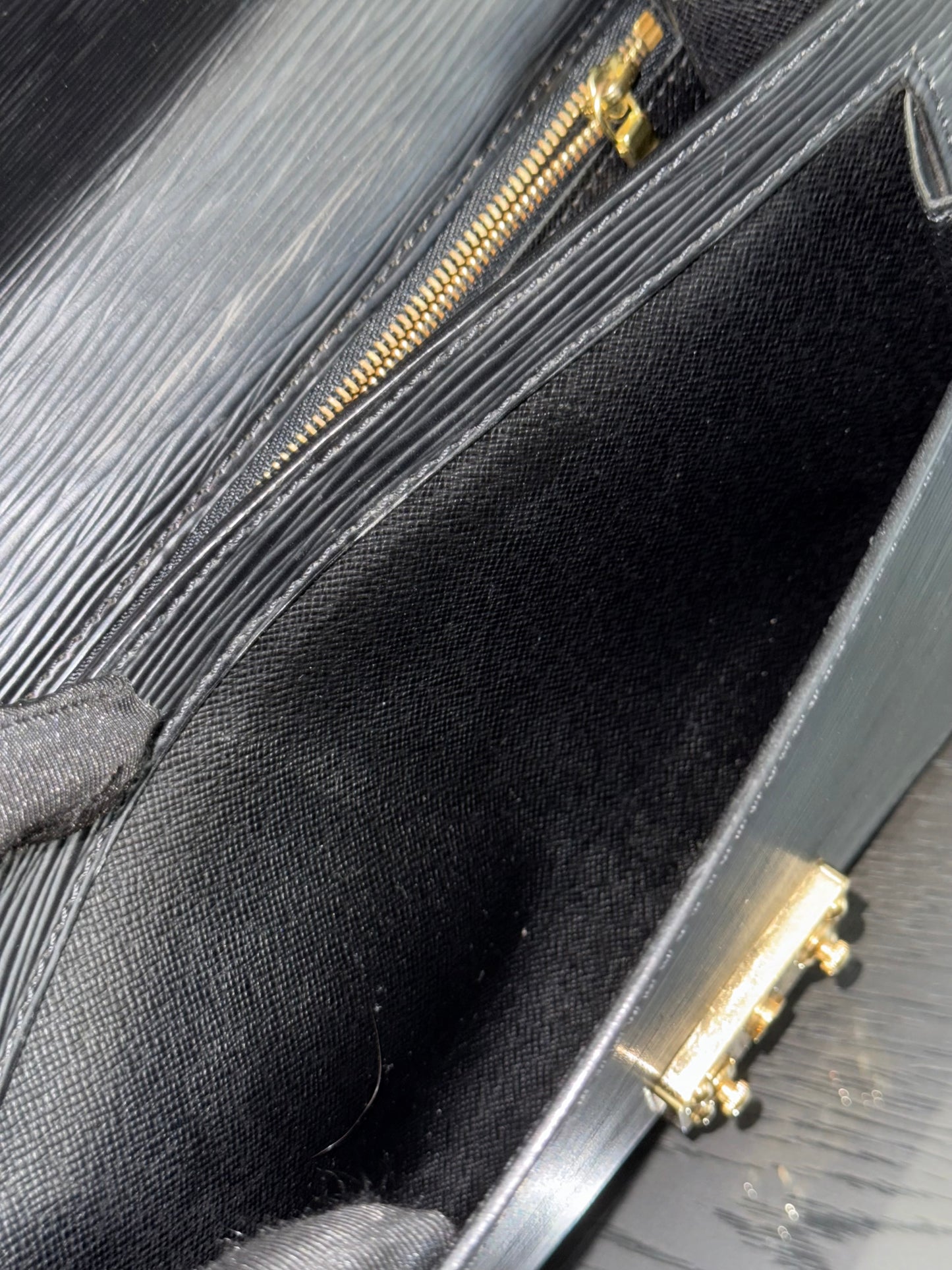 Epi Black Sellier Dragonne Clutch with π Key and Dustbag -ποΈ Year: 2005