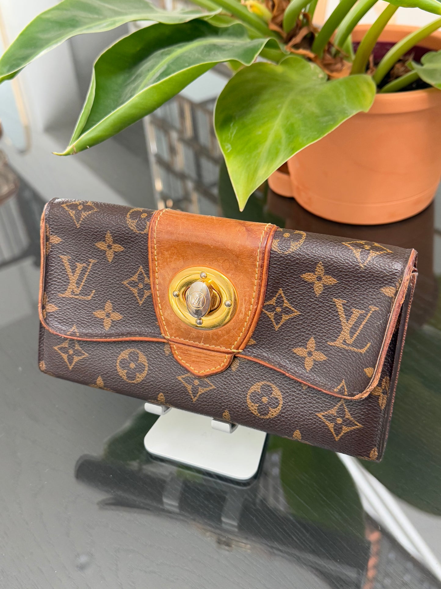 Boetie Wallet w/ 16 Cardholders - ๐
Year: 2011
