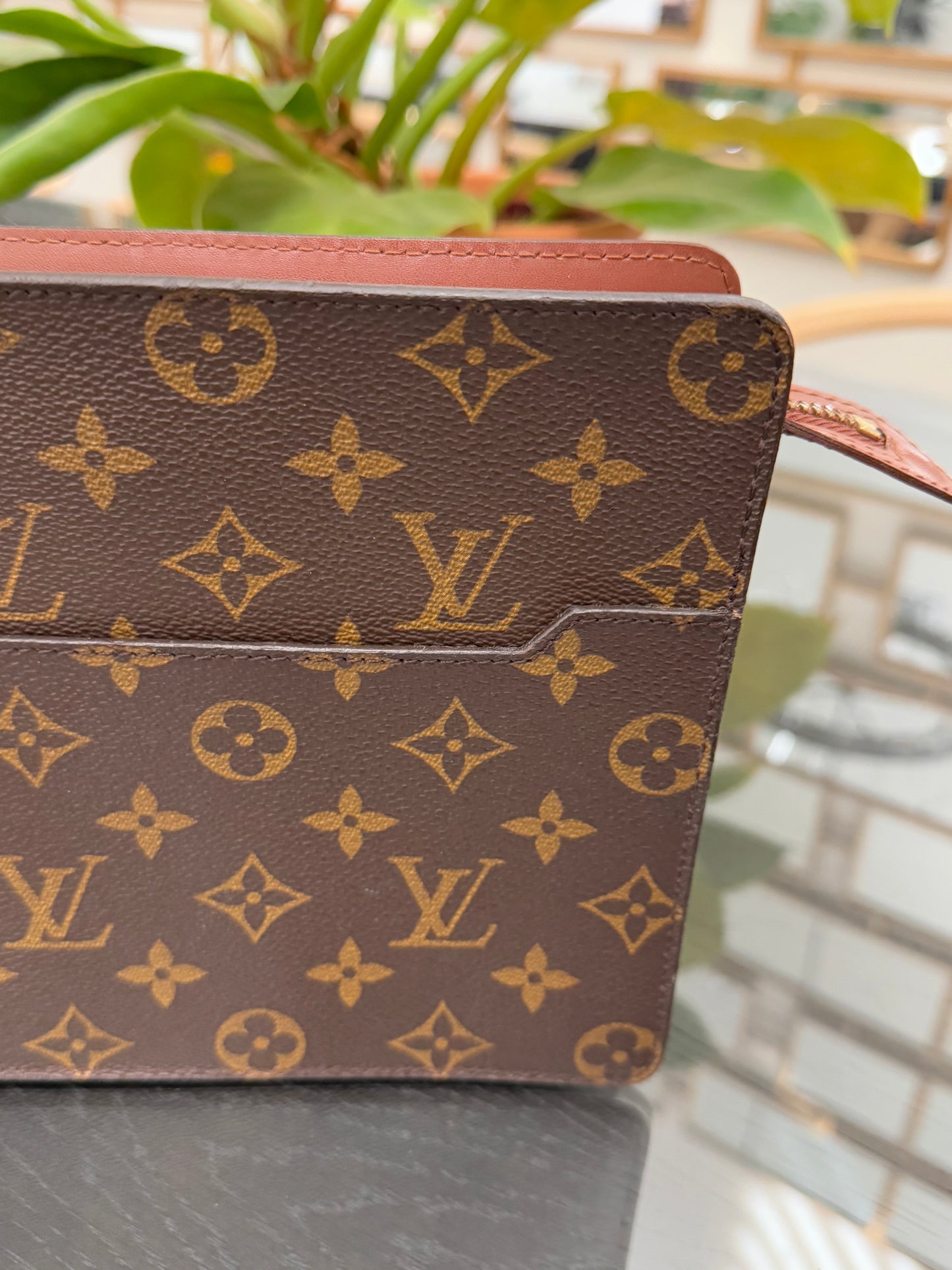 Pochette Homme with Generic Crossbody -🗓️ Year: 1995