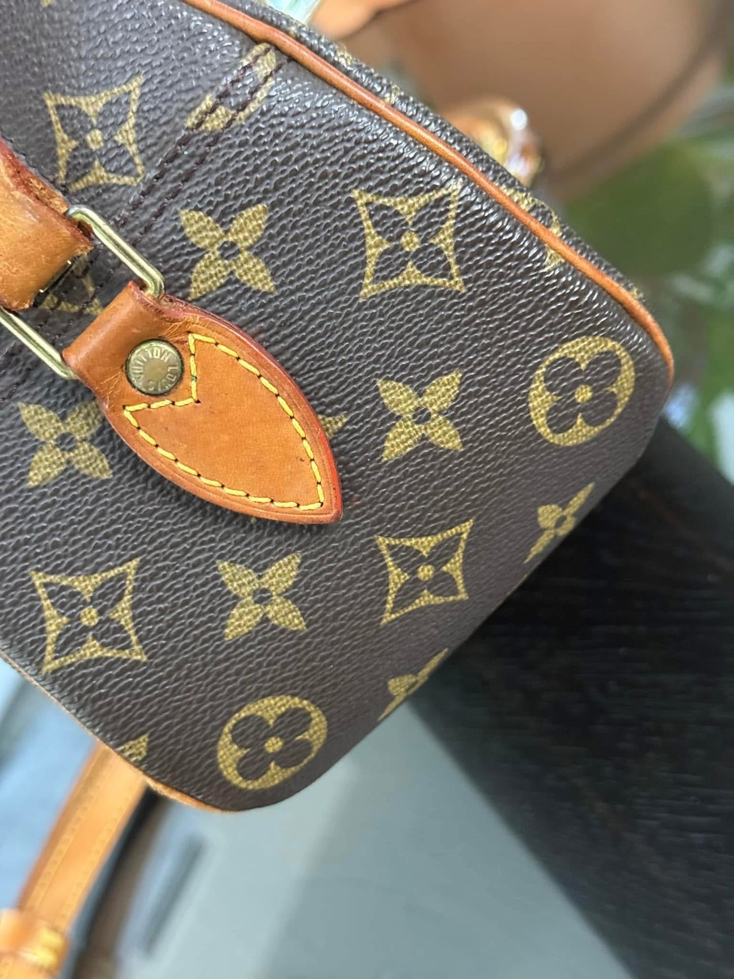 Blois Crossbody -๐๏ธ Year: 1999