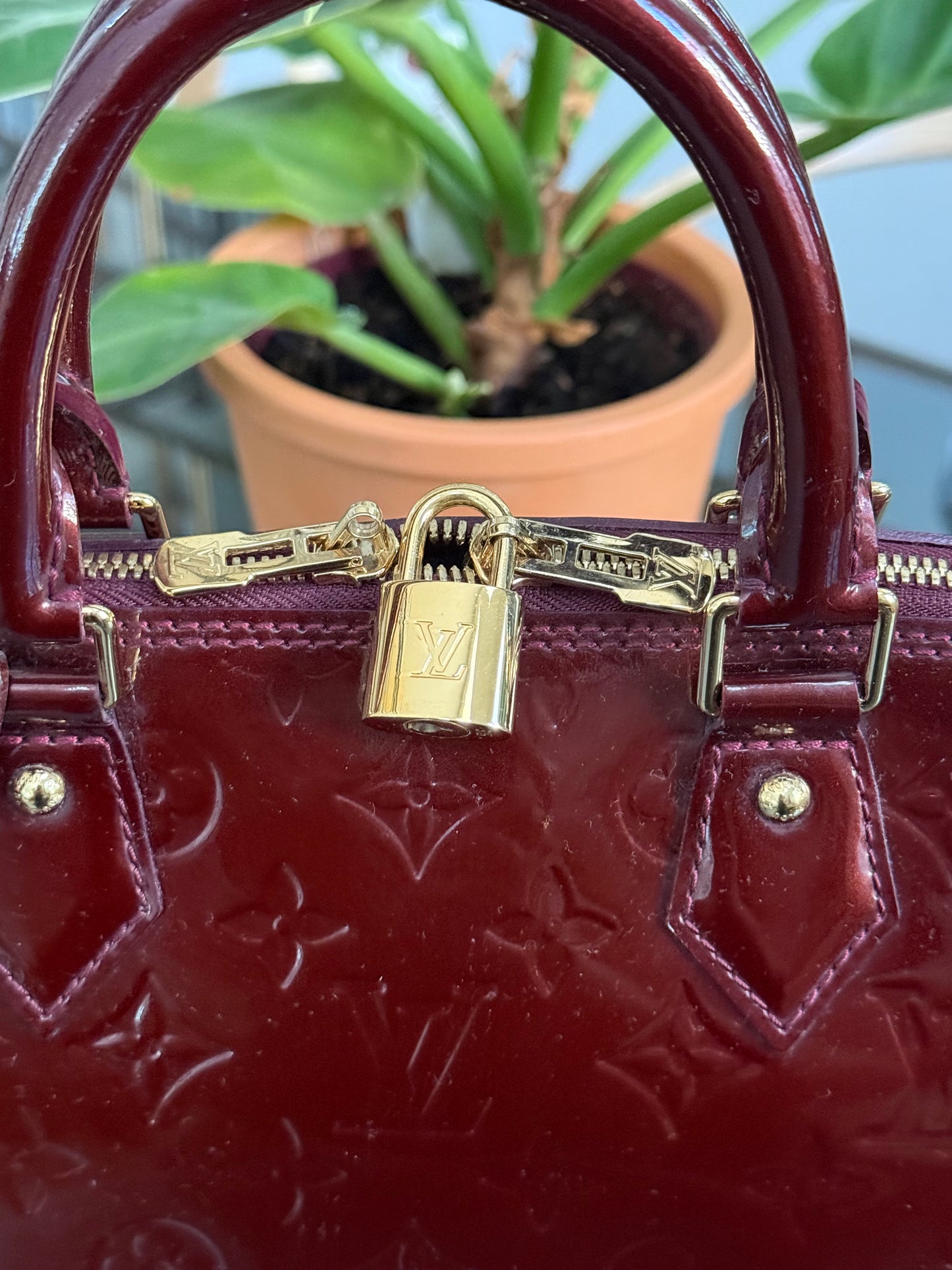Vernis Alma PM Amarante with Lock π and key, clochette and Dustbag π