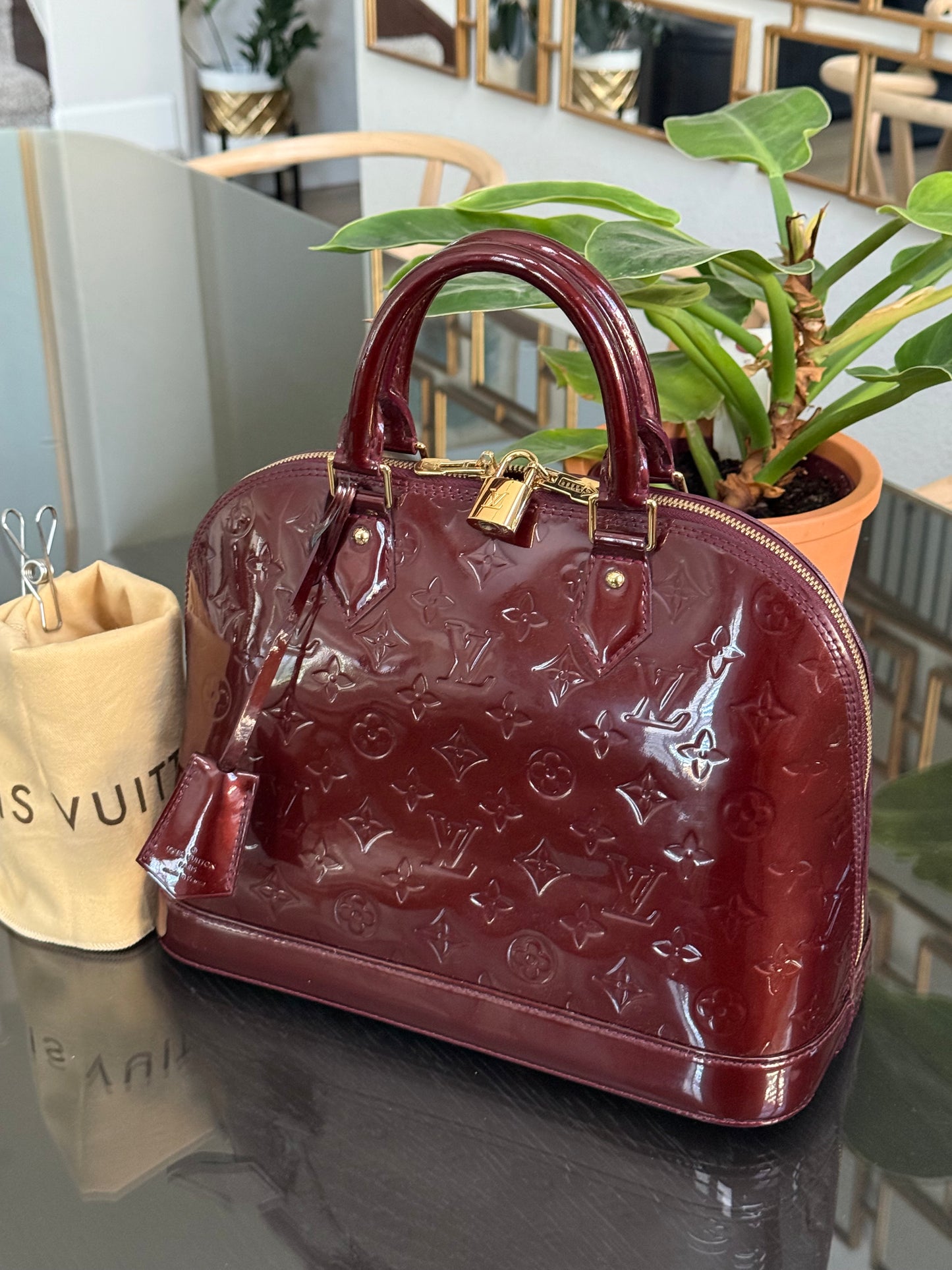 Vernis Alma PM Amarante with Lock π and key, clochette and Dustbag π