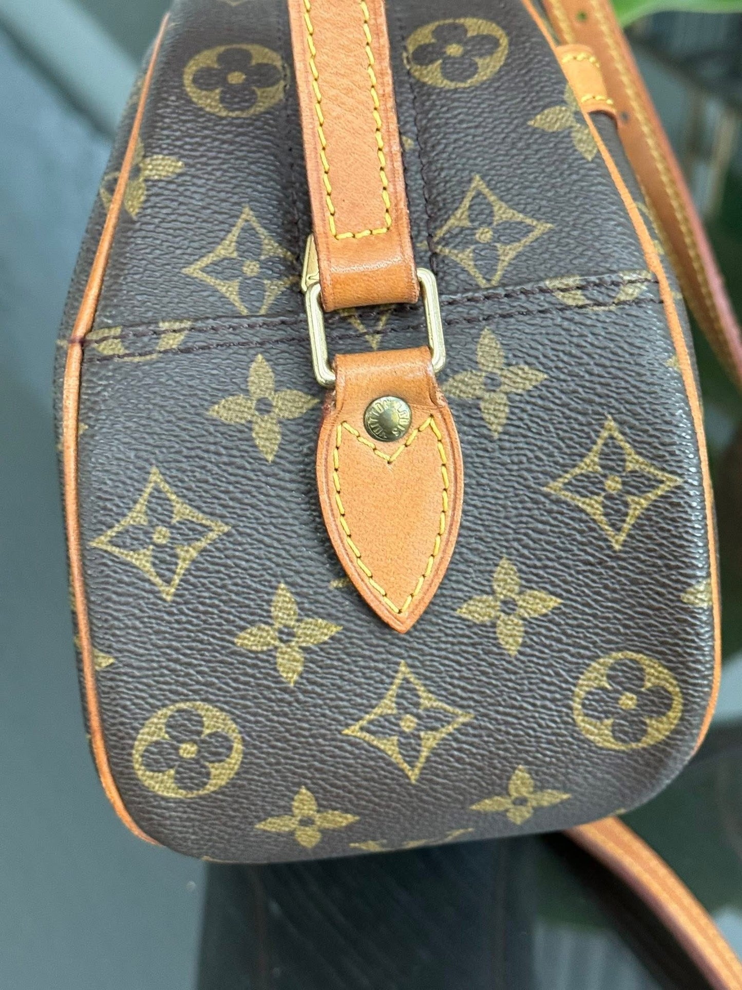 Blois Crossbody -๐๏ธ Year: 1997