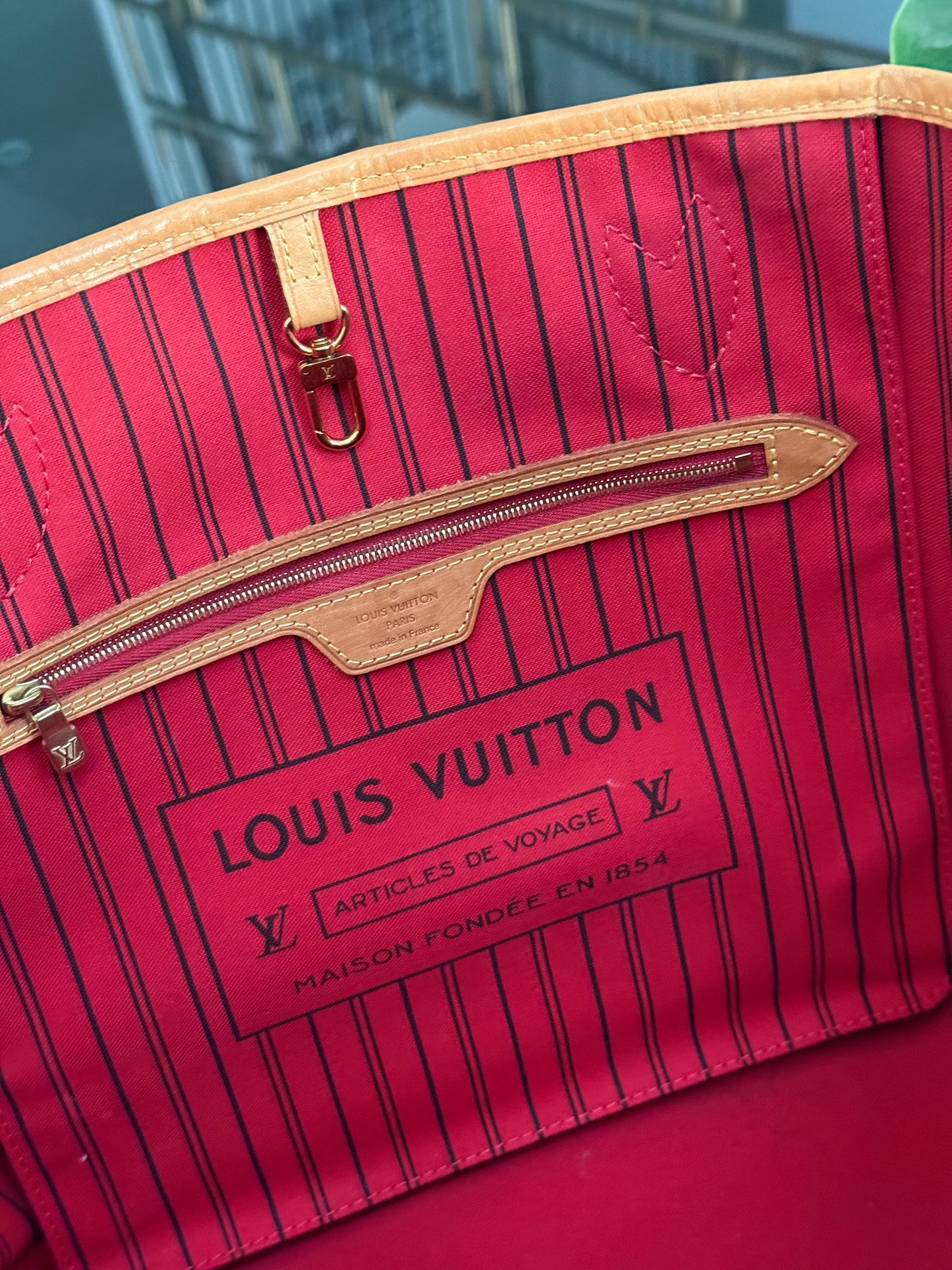 Neverfull MM in Cerise/ Red interior with Dustbag ๐
Year: 2018
