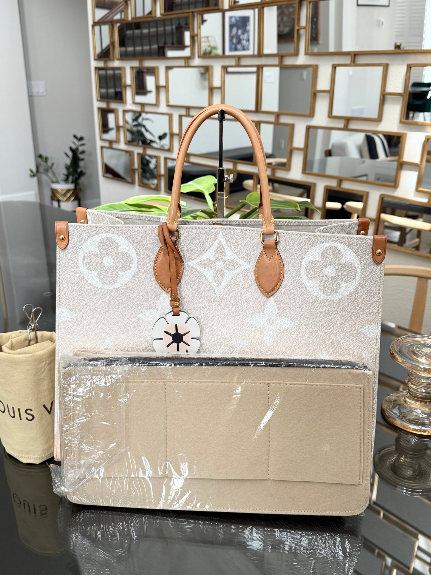 On The Go GM By The Pool in Monogram with Dustbag and Insert Organizer -Microchip