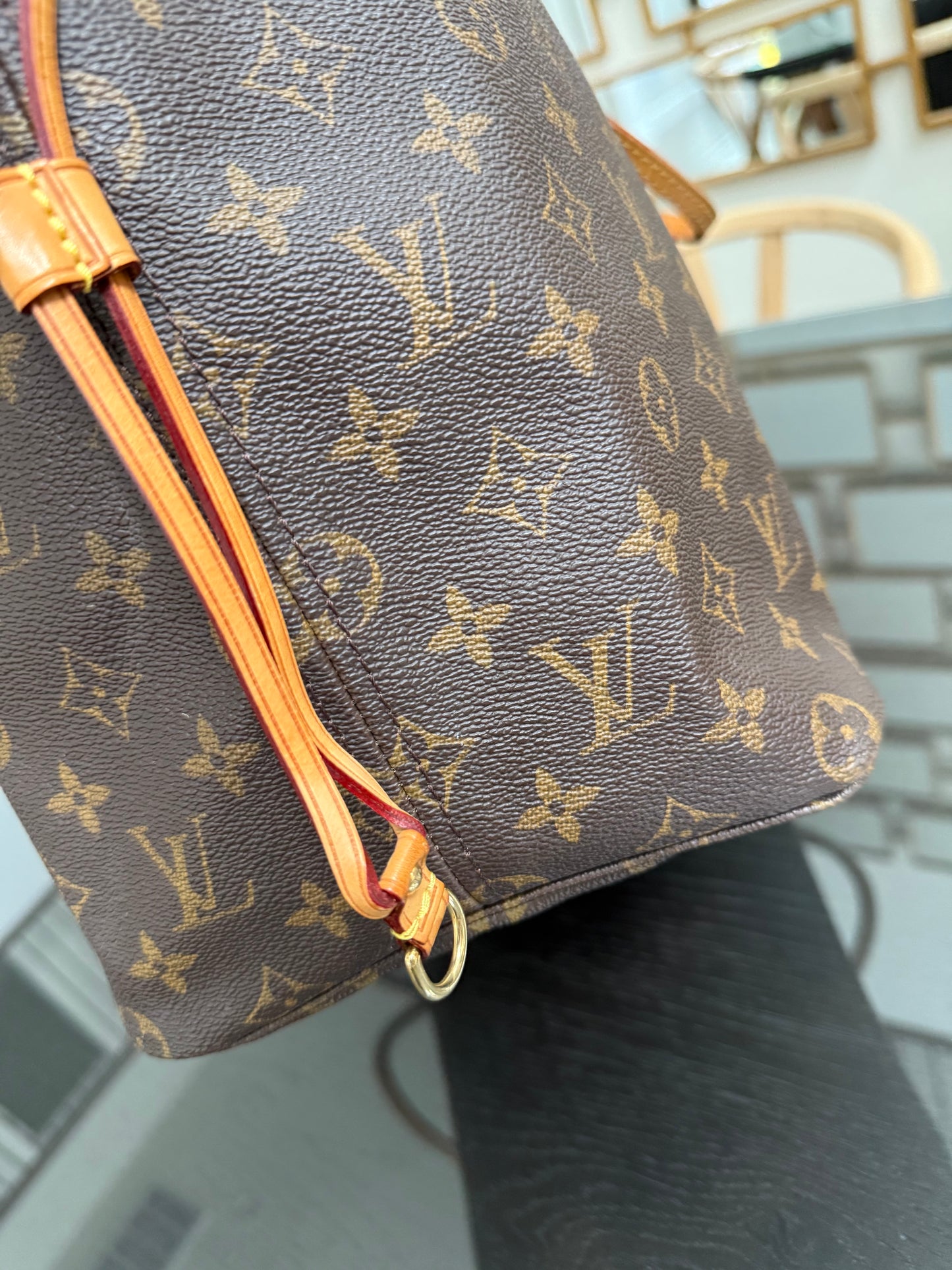 Neverfull GM with Dustbag and Insert Organizer ๐
Year: 2009