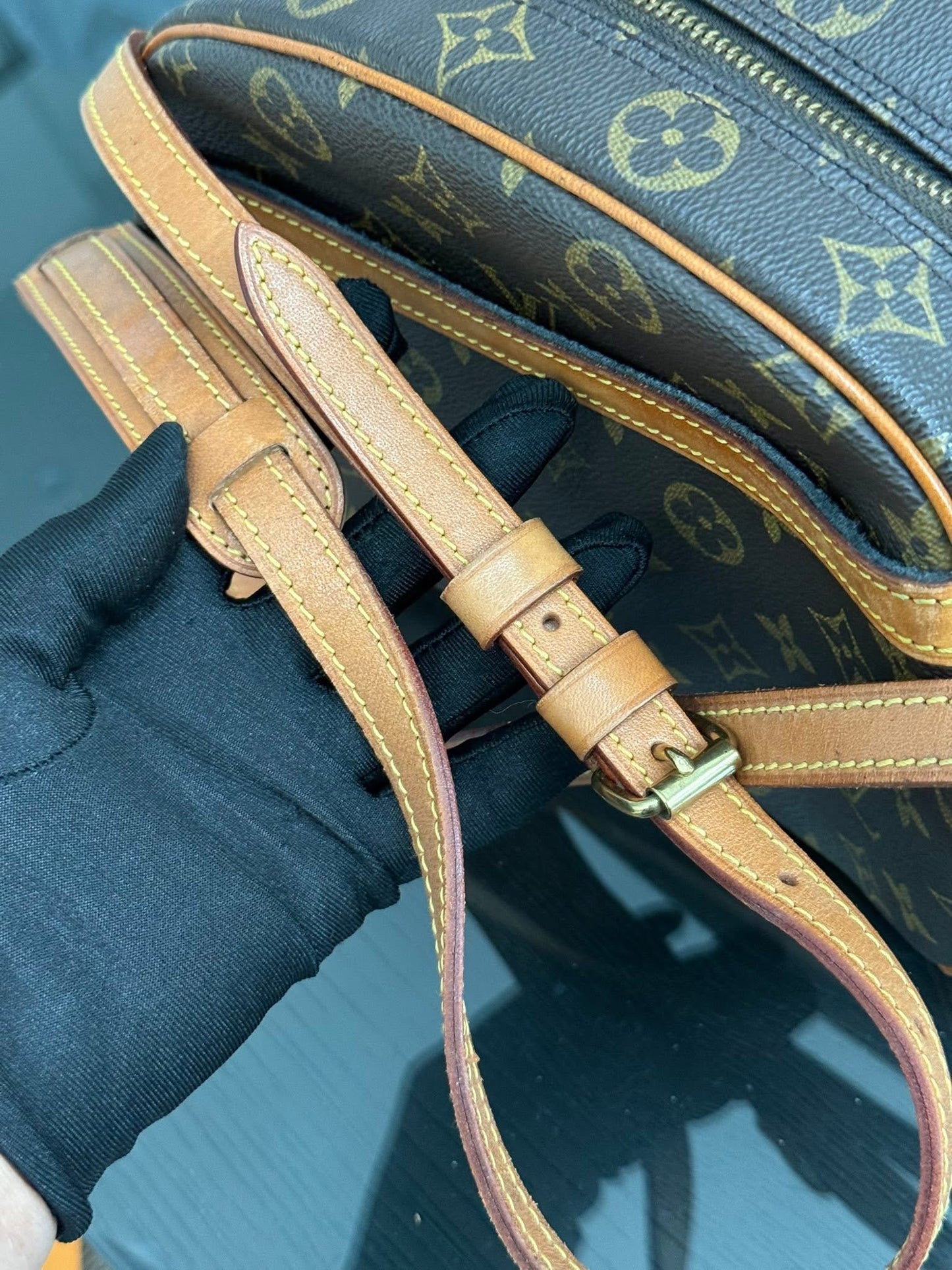Blois Crossbody -๐๏ธ Year: 1997
