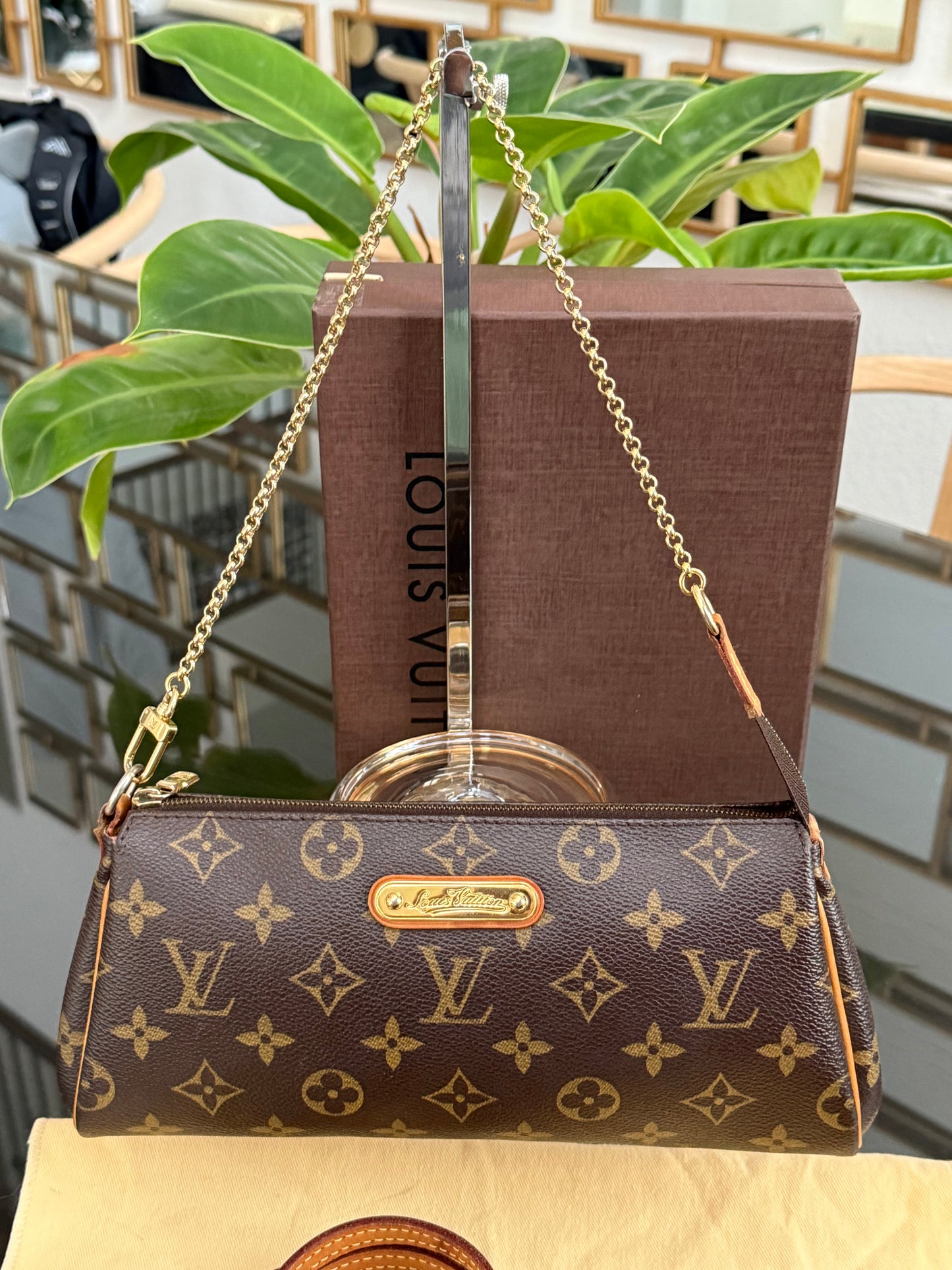 Eva Clutch with Original Strap,Box and Dustbag🗓️ Year: 2009