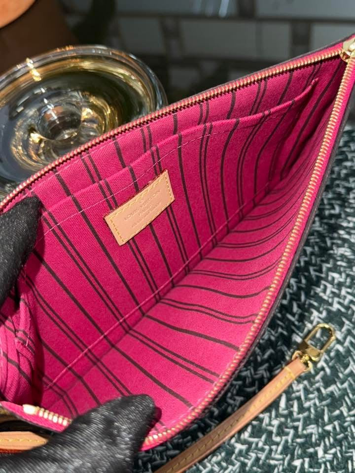 Neverfull MM/GM Pouch in Peony 🗓️ Year: 2020