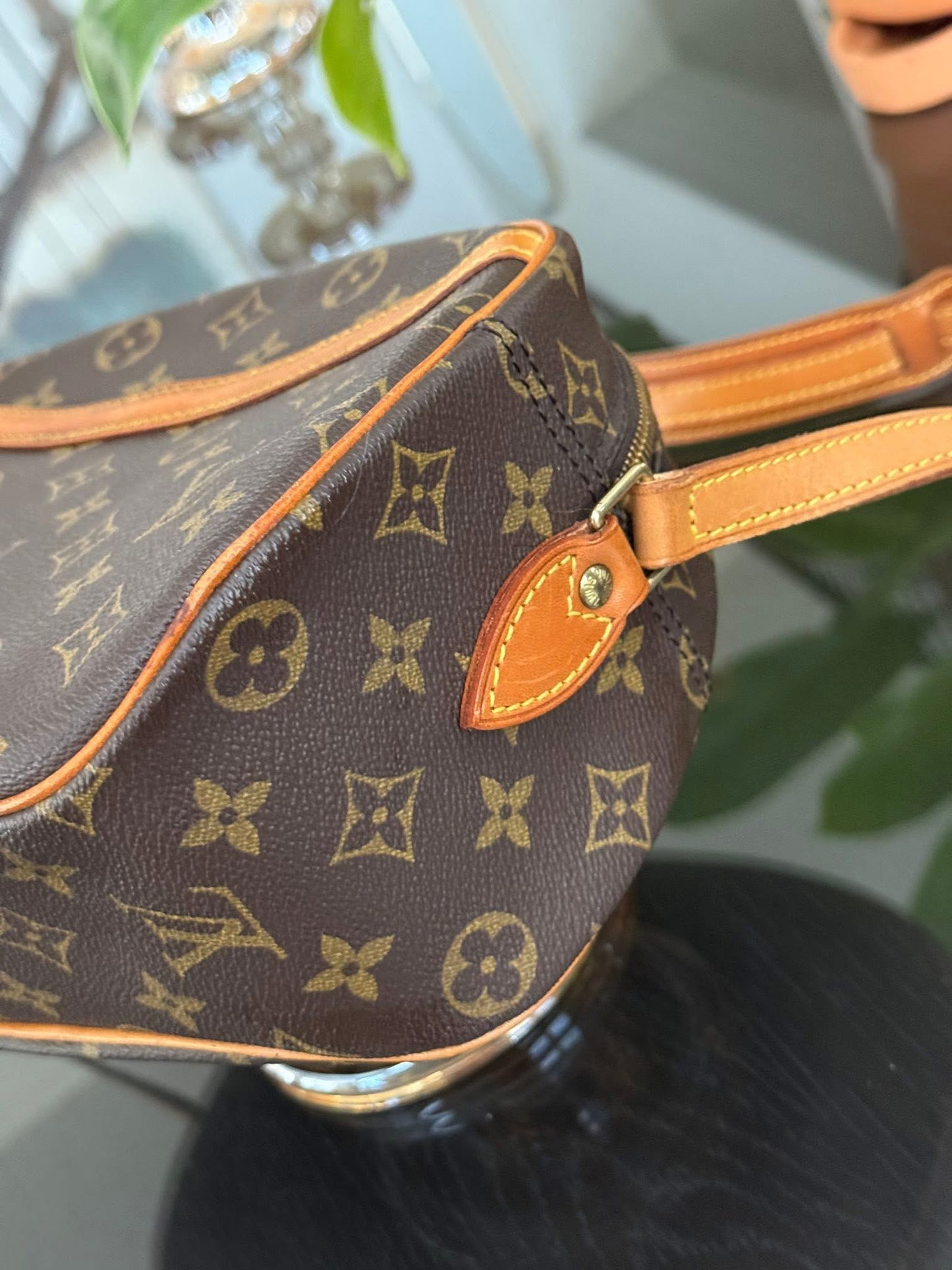 Blois Crossbody -๐๏ธ Year: 1995