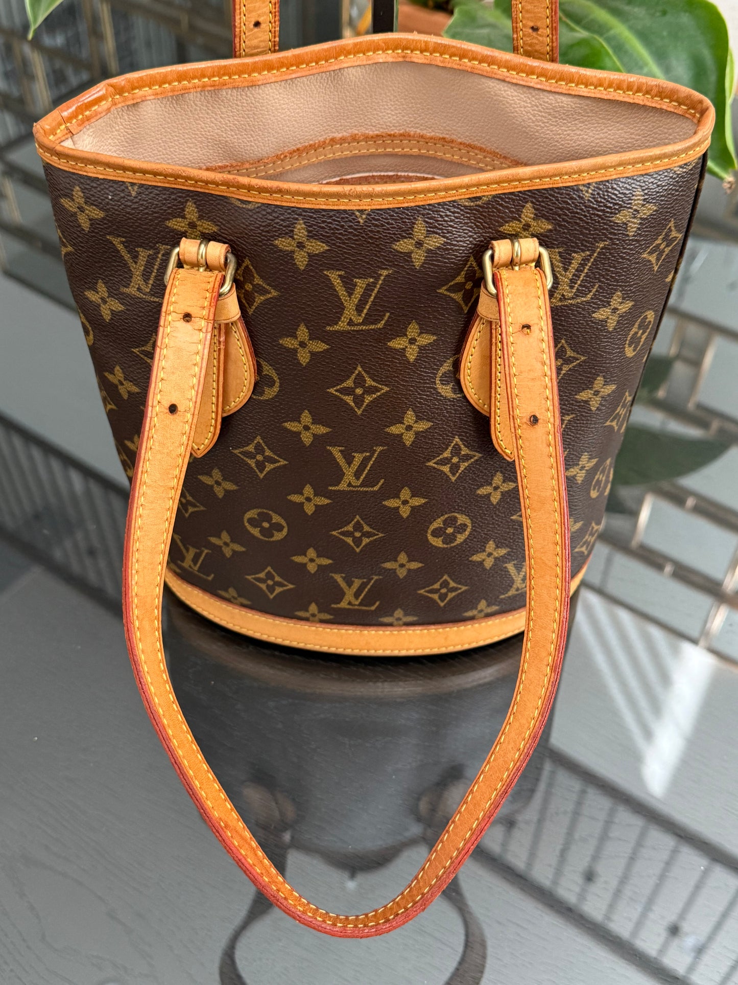 Petite Bucket in Monogram 🗓️ Year: 2003