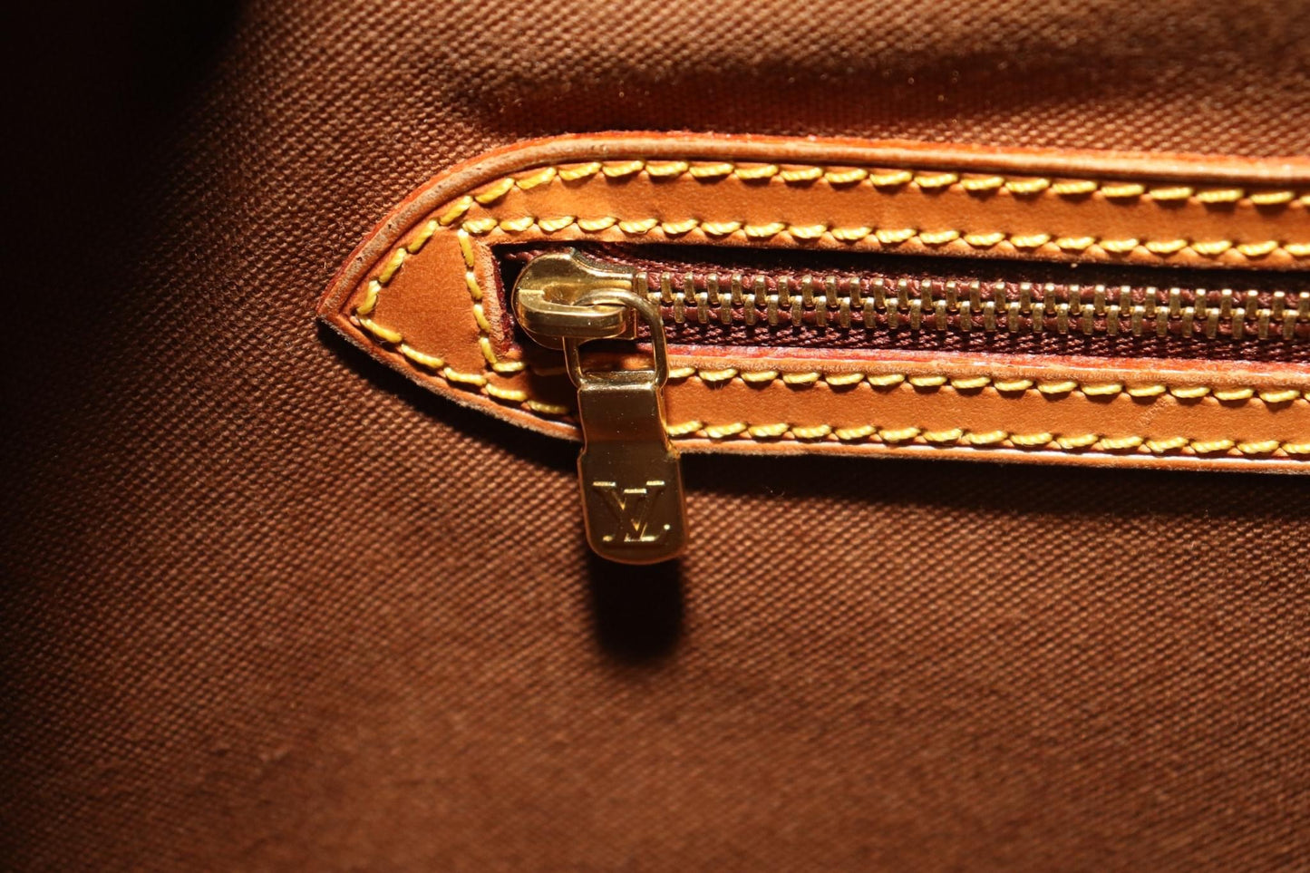 Gibeciere GM Crossbody - π
Year: 1997