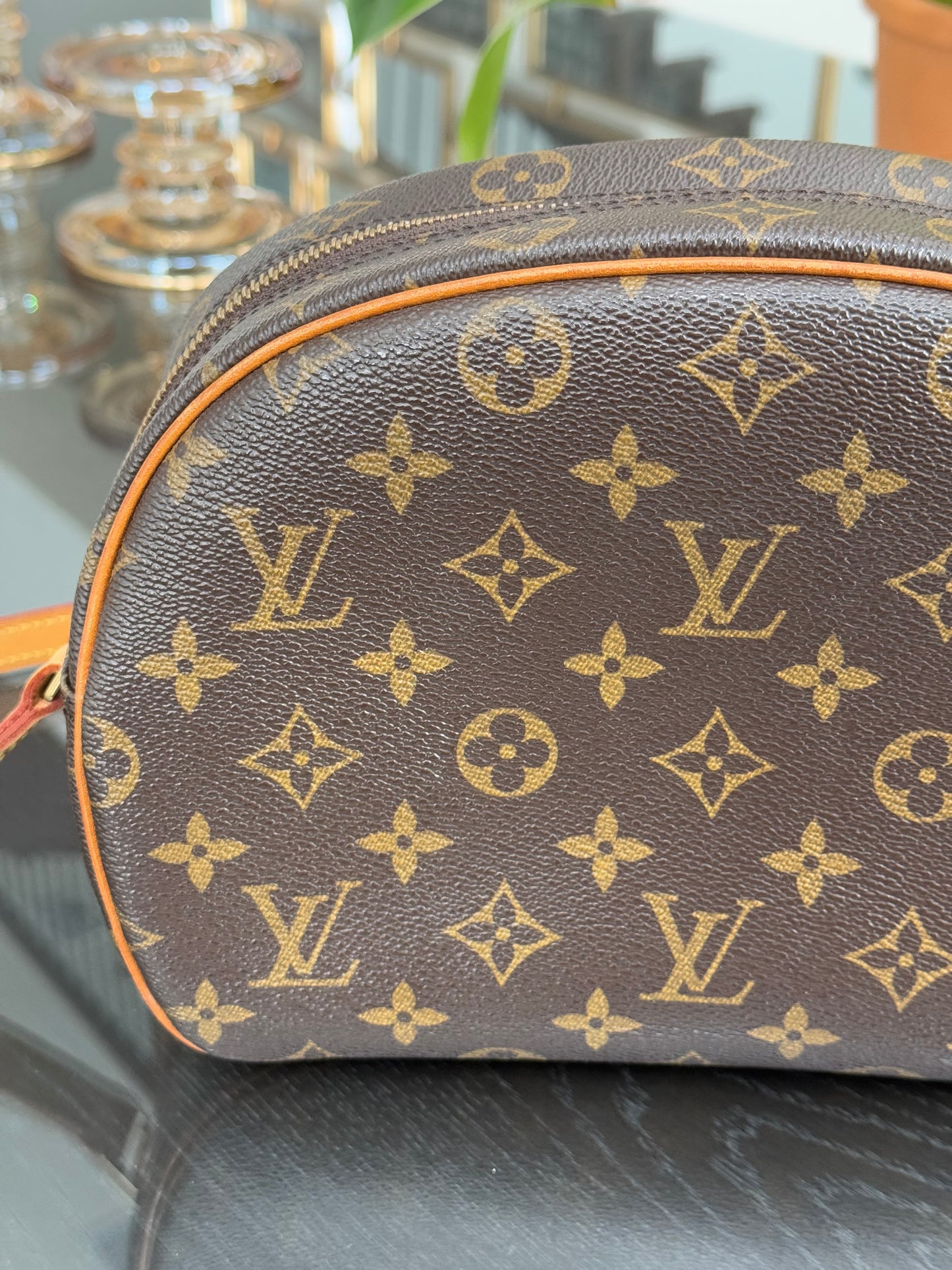 Blois Crossbody -🗓️ Year: 1995