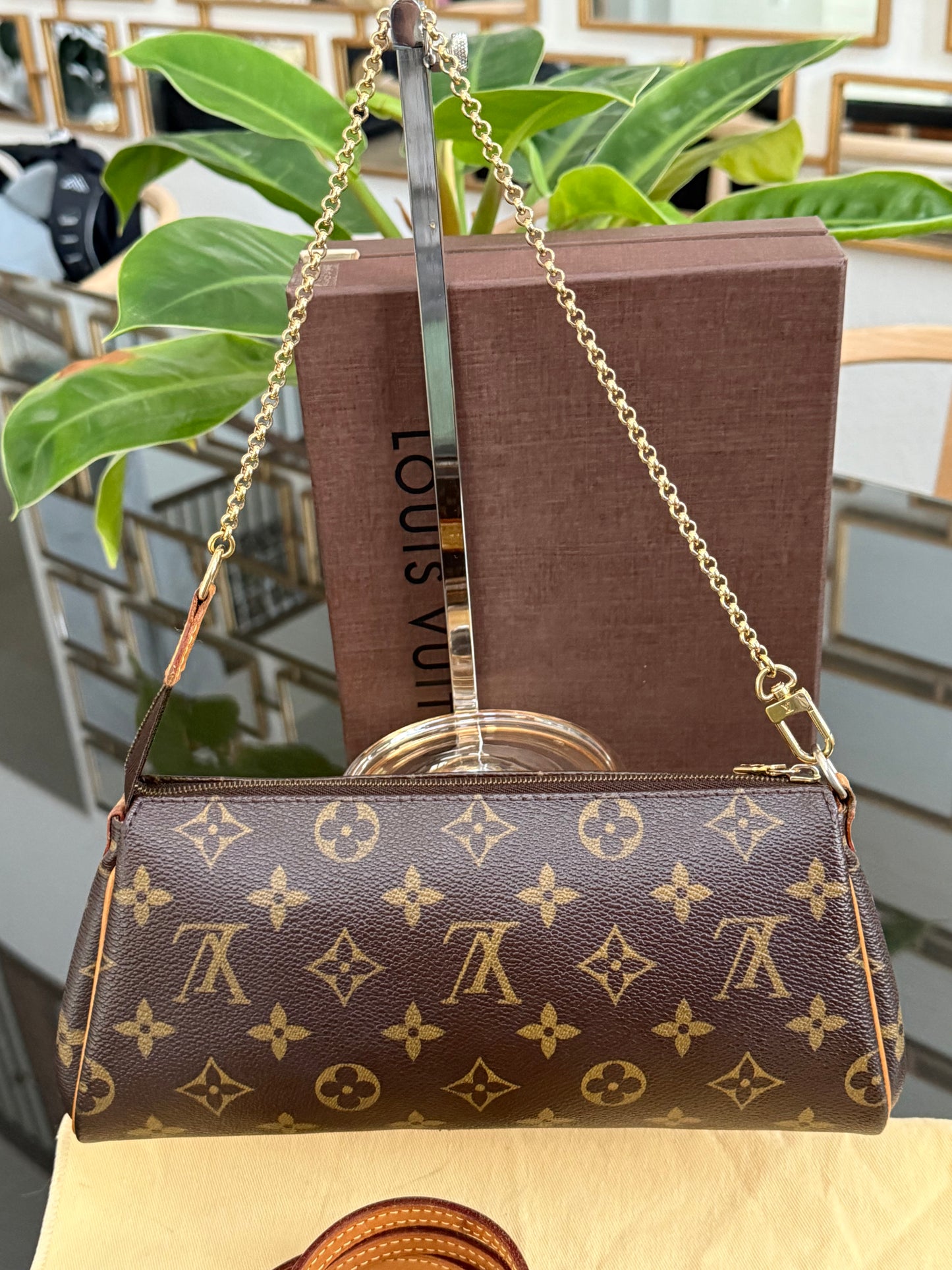 Eva Clutch with Original Strap,Box and Dustbag🗓️ Year: 2009
