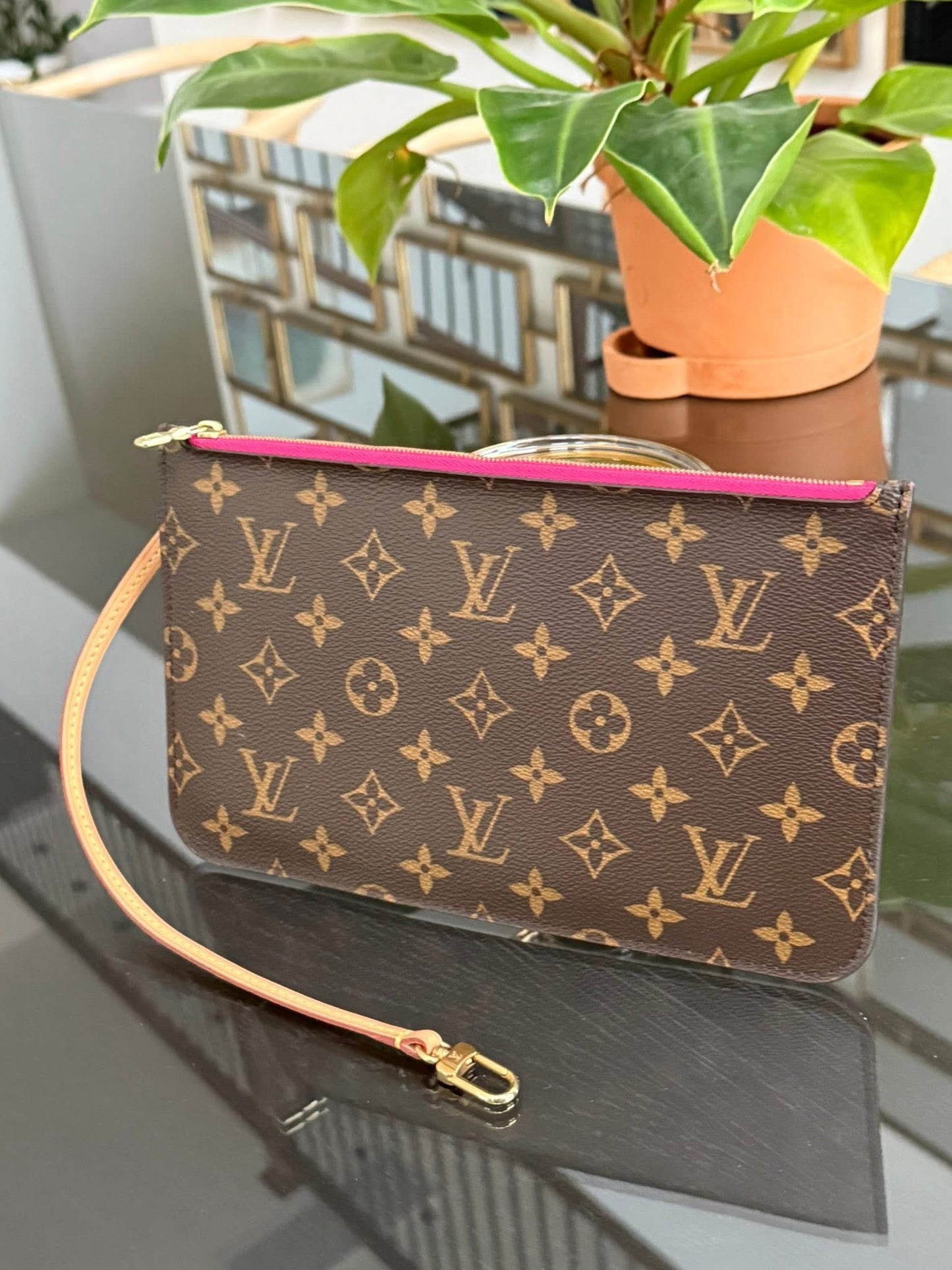 Neverfull MM/GM Pouch in Peony 🗓️ Year: 2016