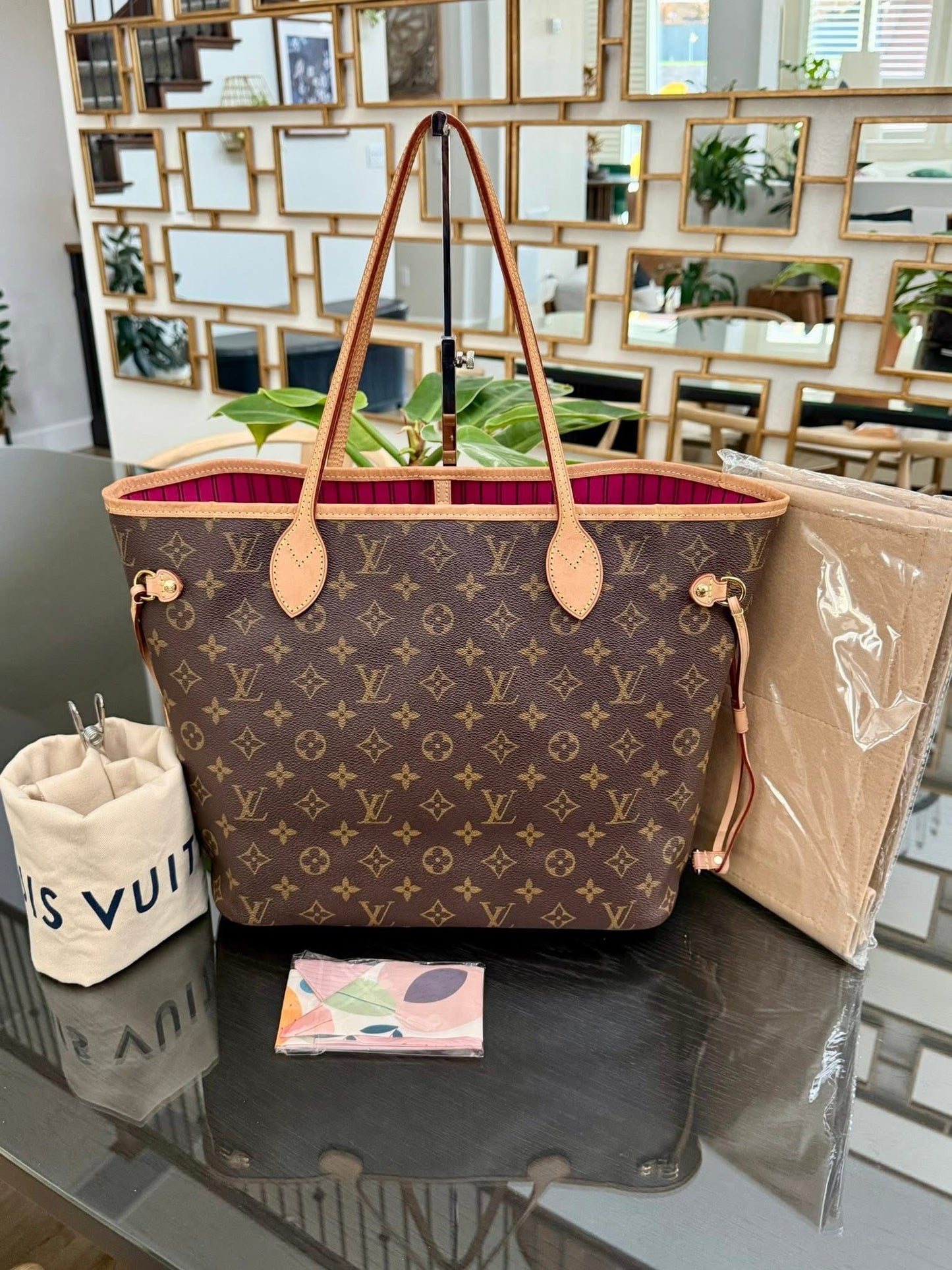 Neverfull MM Monogram in Peony with Dustbag and Insert organizer π
Year: 2020