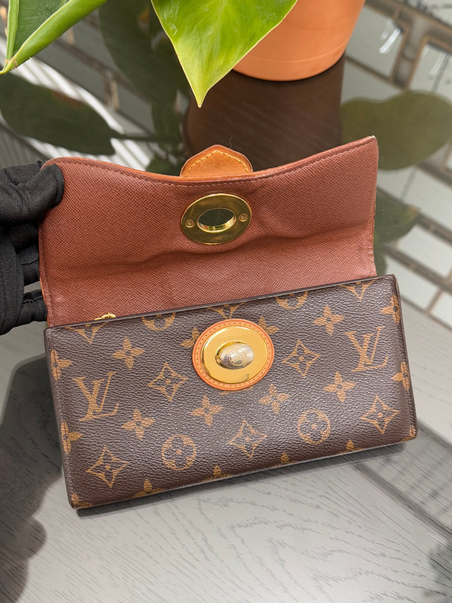 Boetie Wallet w/ 16 Cardholders - ๐
Year: 2011