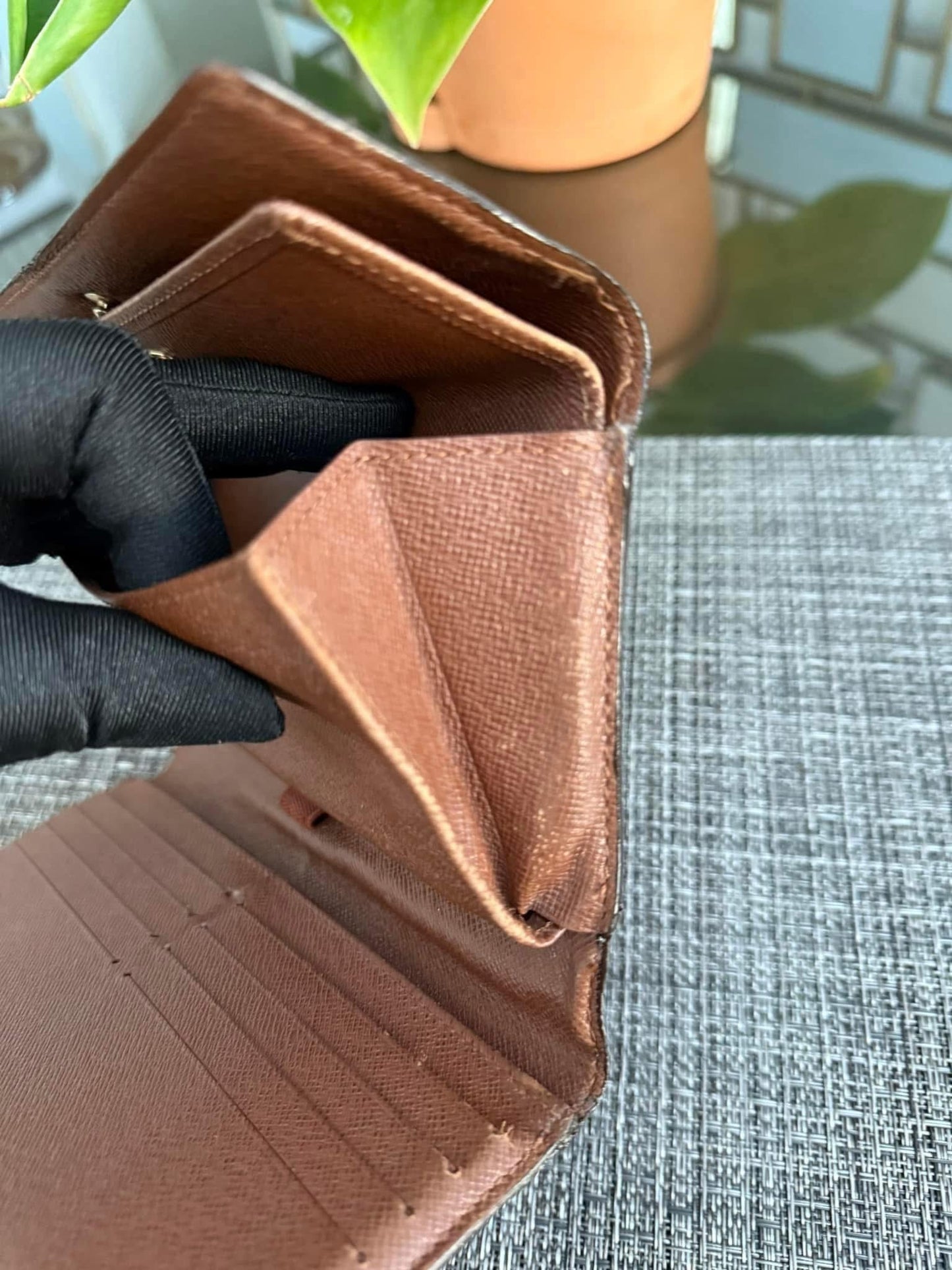 International Wallet with 8 Cardholders ๐๏ธ Year: 2008