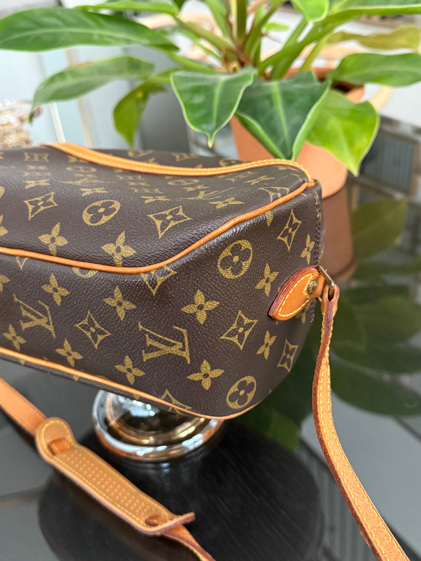 Blois Crossbody -🗓️ Year: 1999