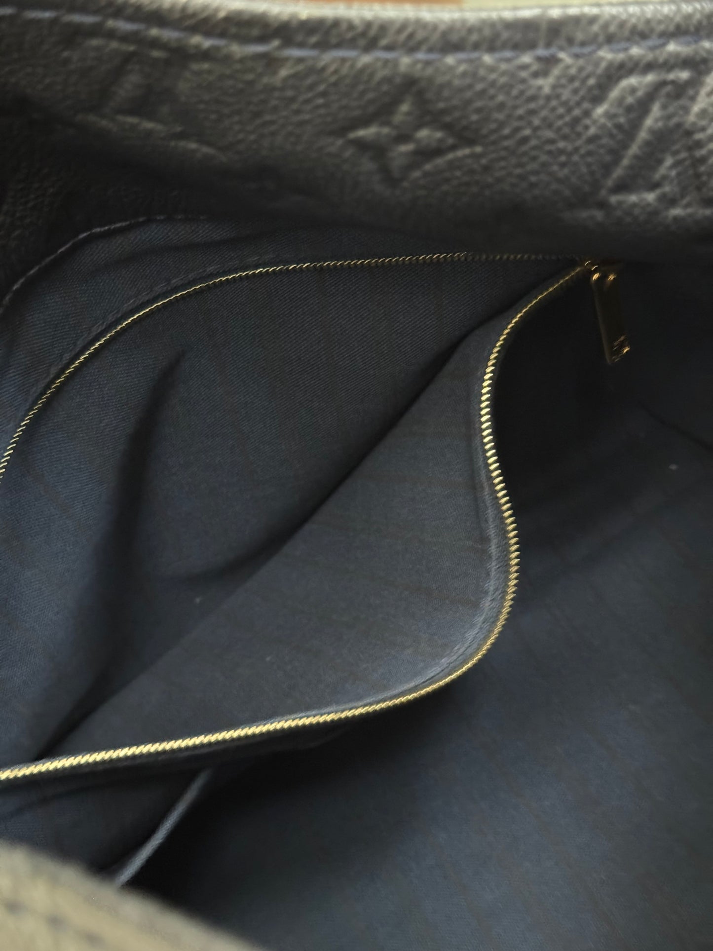 Artsy MM Empriente in Black/ Navy Blue with Dustbag, Receipt and Insert Organizer - ๐
Year: 2012