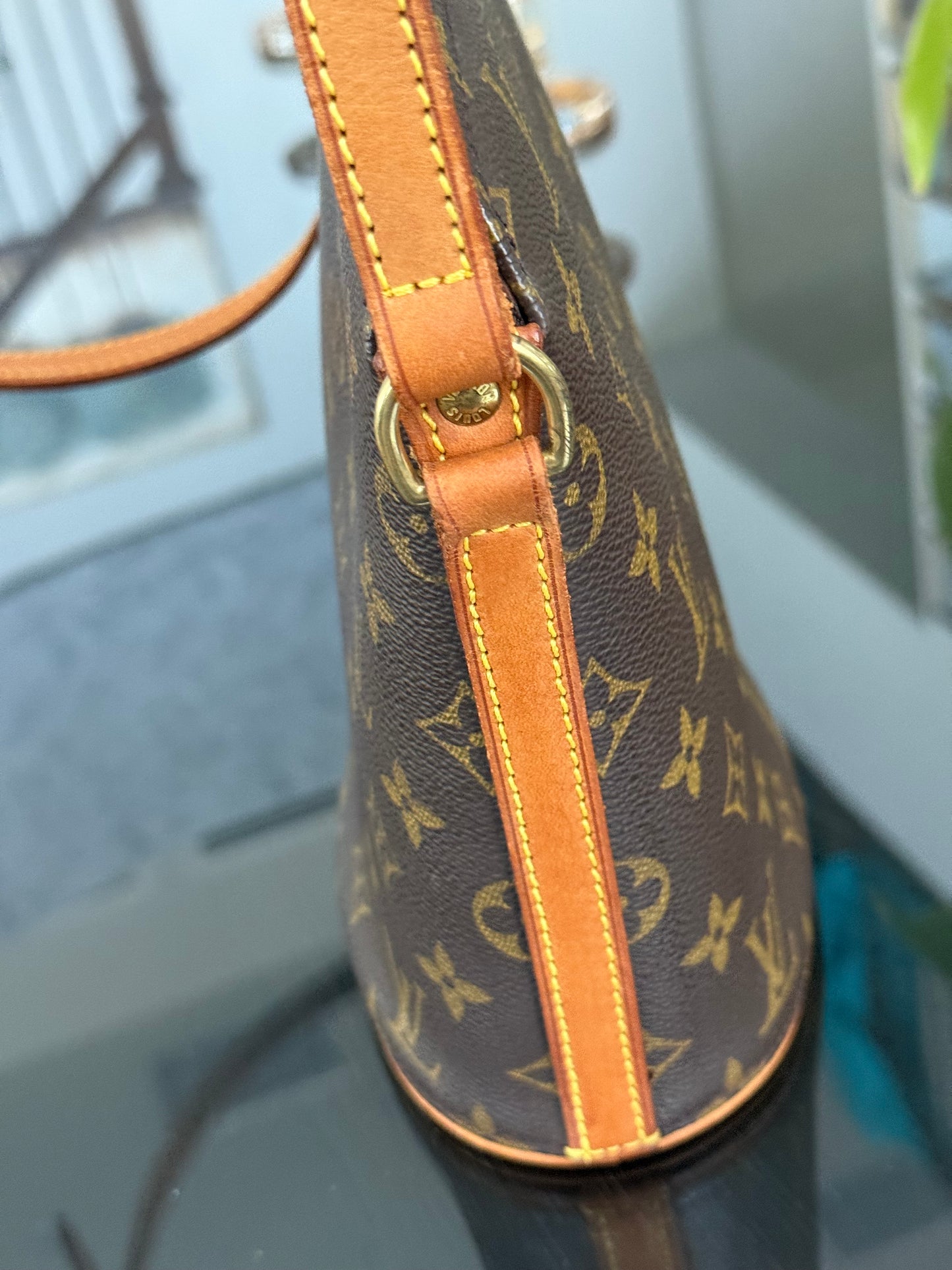 Drouot Crossbody ๐
Year: 2000