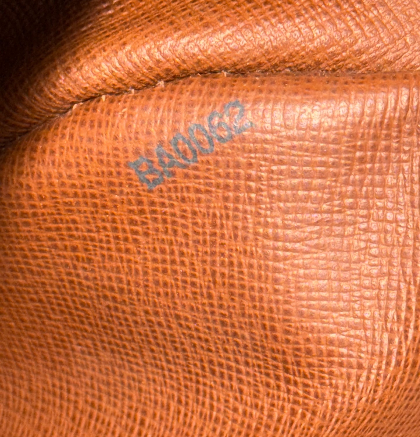 Blois Crossbody -🗓️ Year: 2002