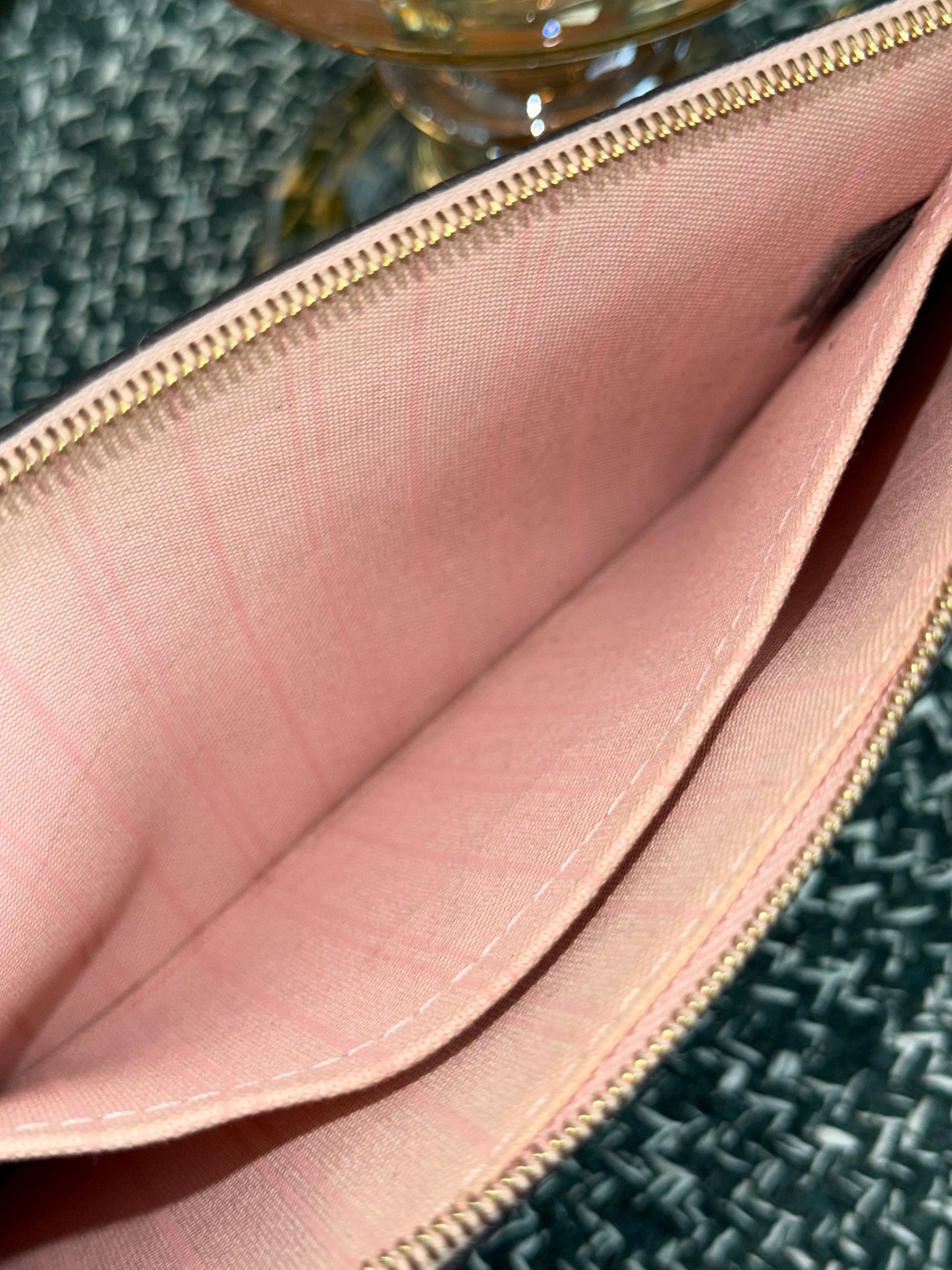 Neverfull MM/GM Pouch in De Rose Ballerine 🗓️ Year: 2016