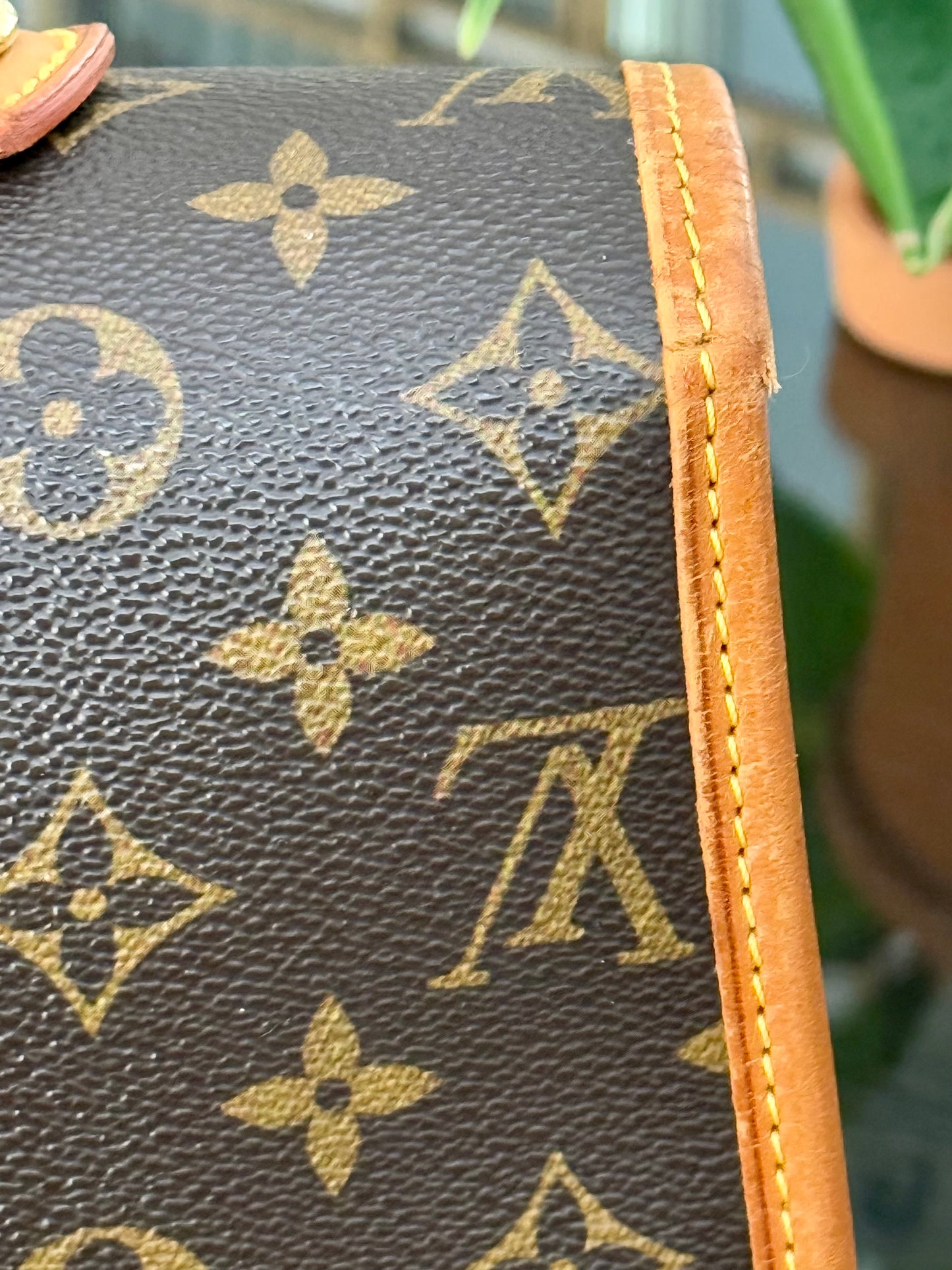 Beverly GM Satchel Crossbody - ๐
Year: 1996