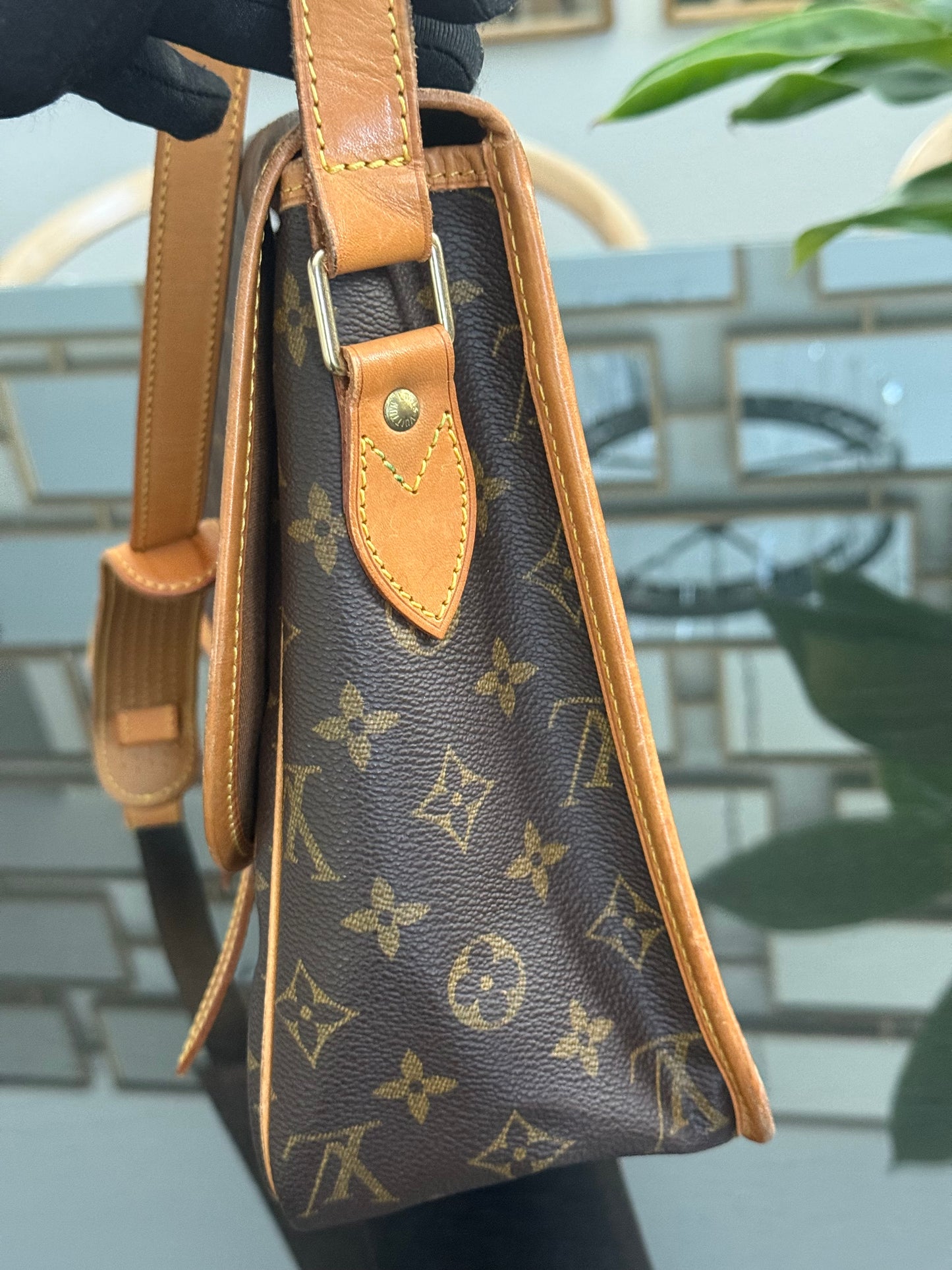 Gibeciere GM Messenger/ Crossbody Bag ๐
Year: 1994