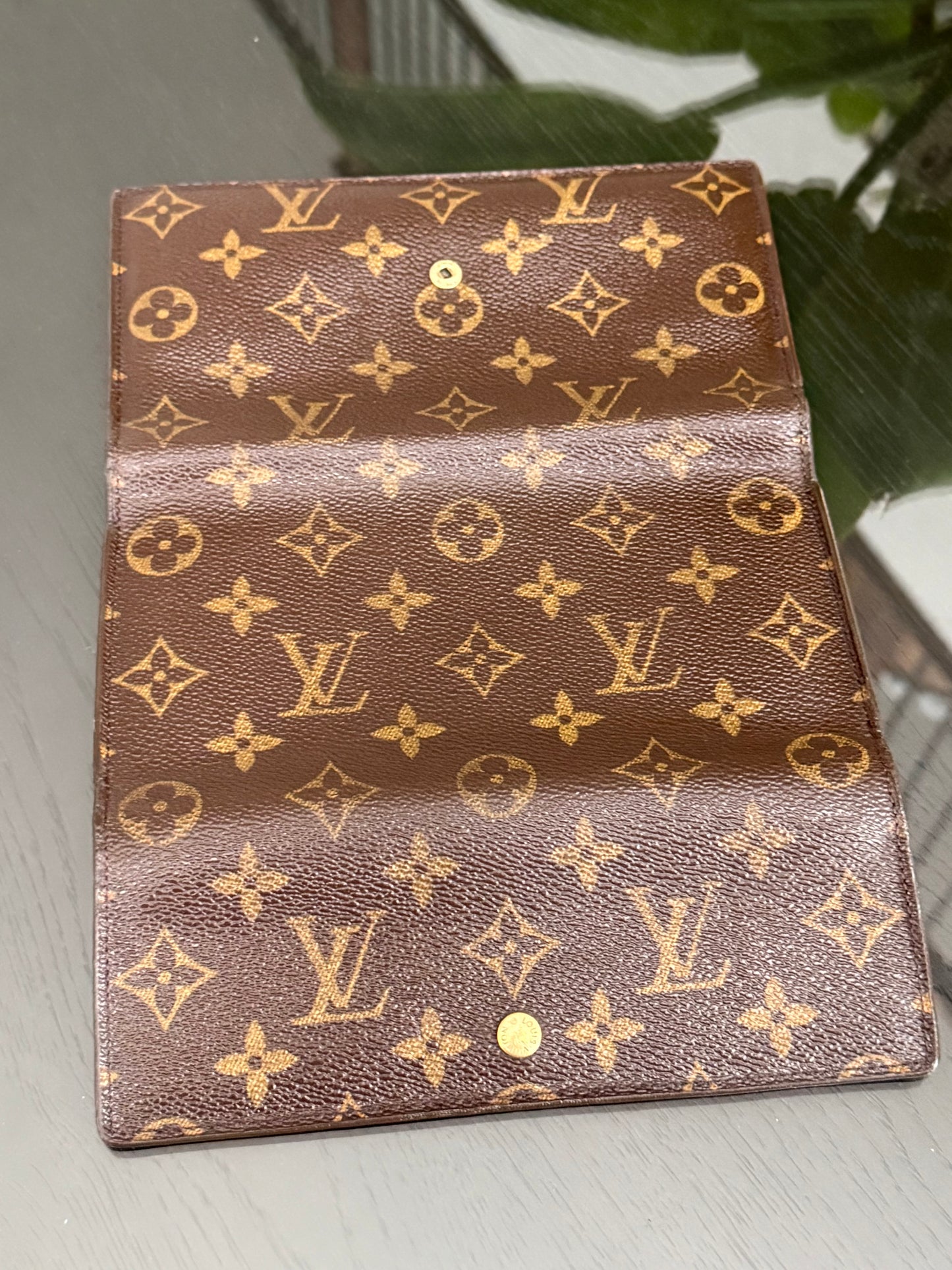 International Wallet in Monogram 🗓️ Year: 2001