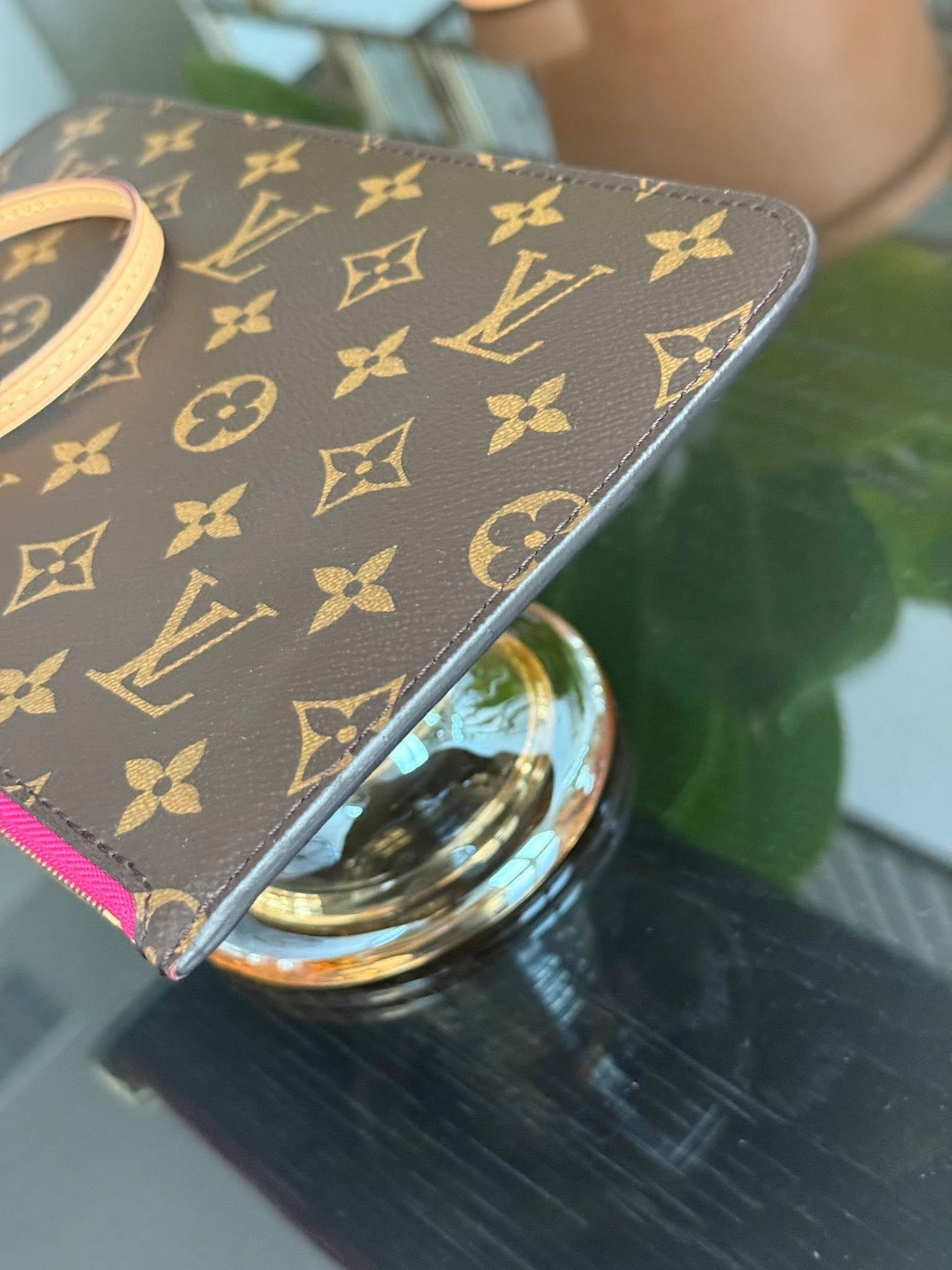 Neverfull MM/GM Pouch in Peony 🗓️ Year: 2016