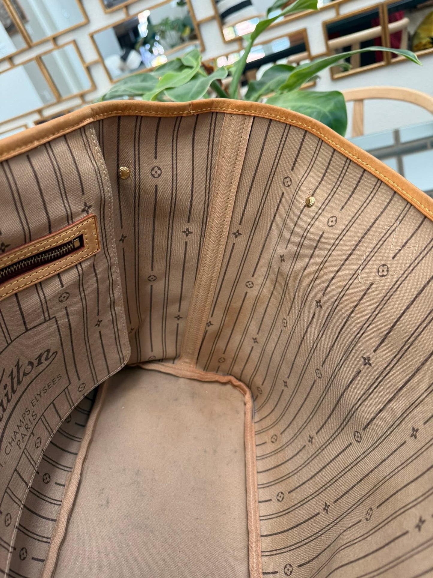Neverfull MM with Dustbag π
Year: 2007