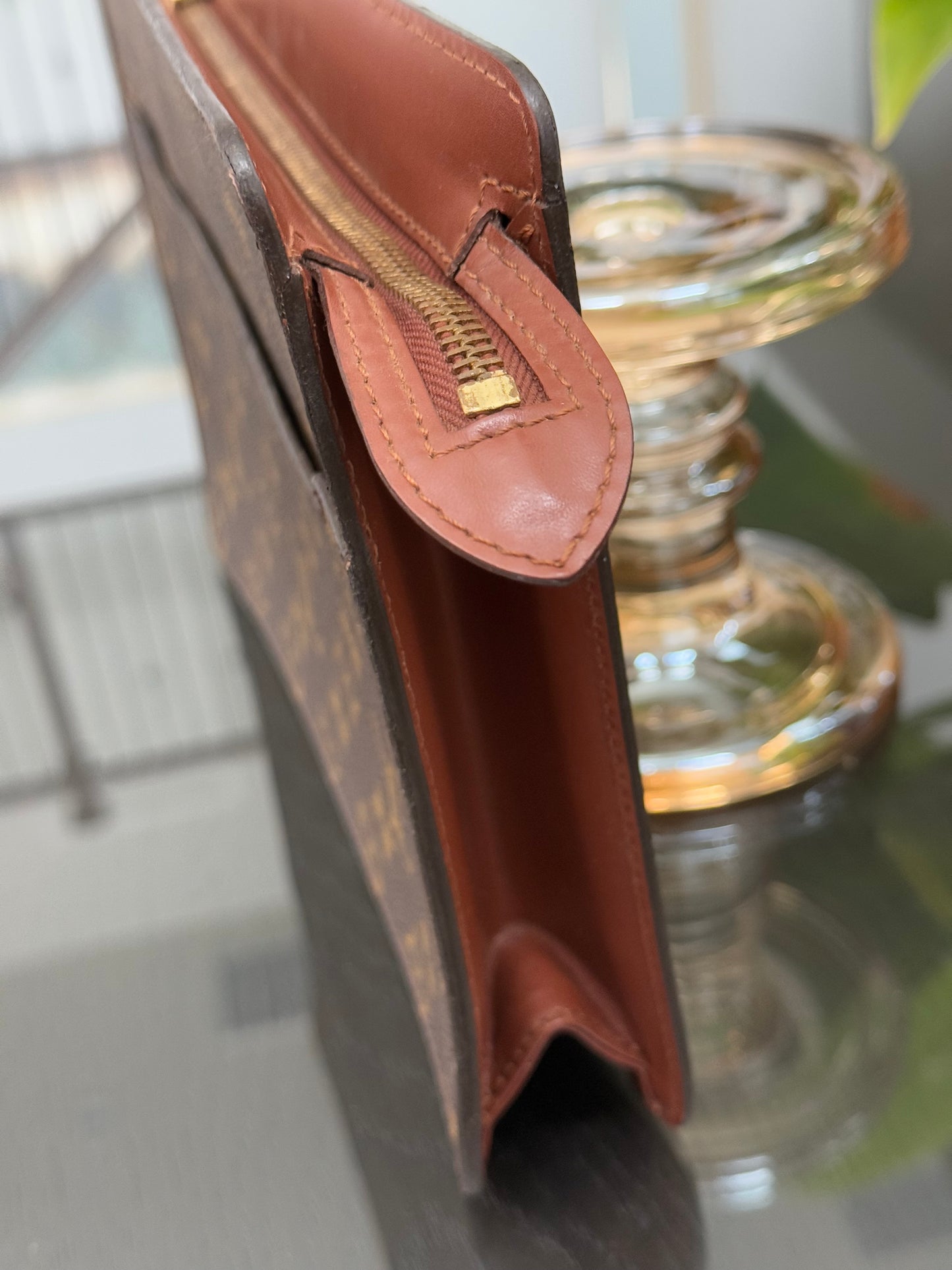 Pochette Homme with Generic Crossbody -🗓️ Year: 1995