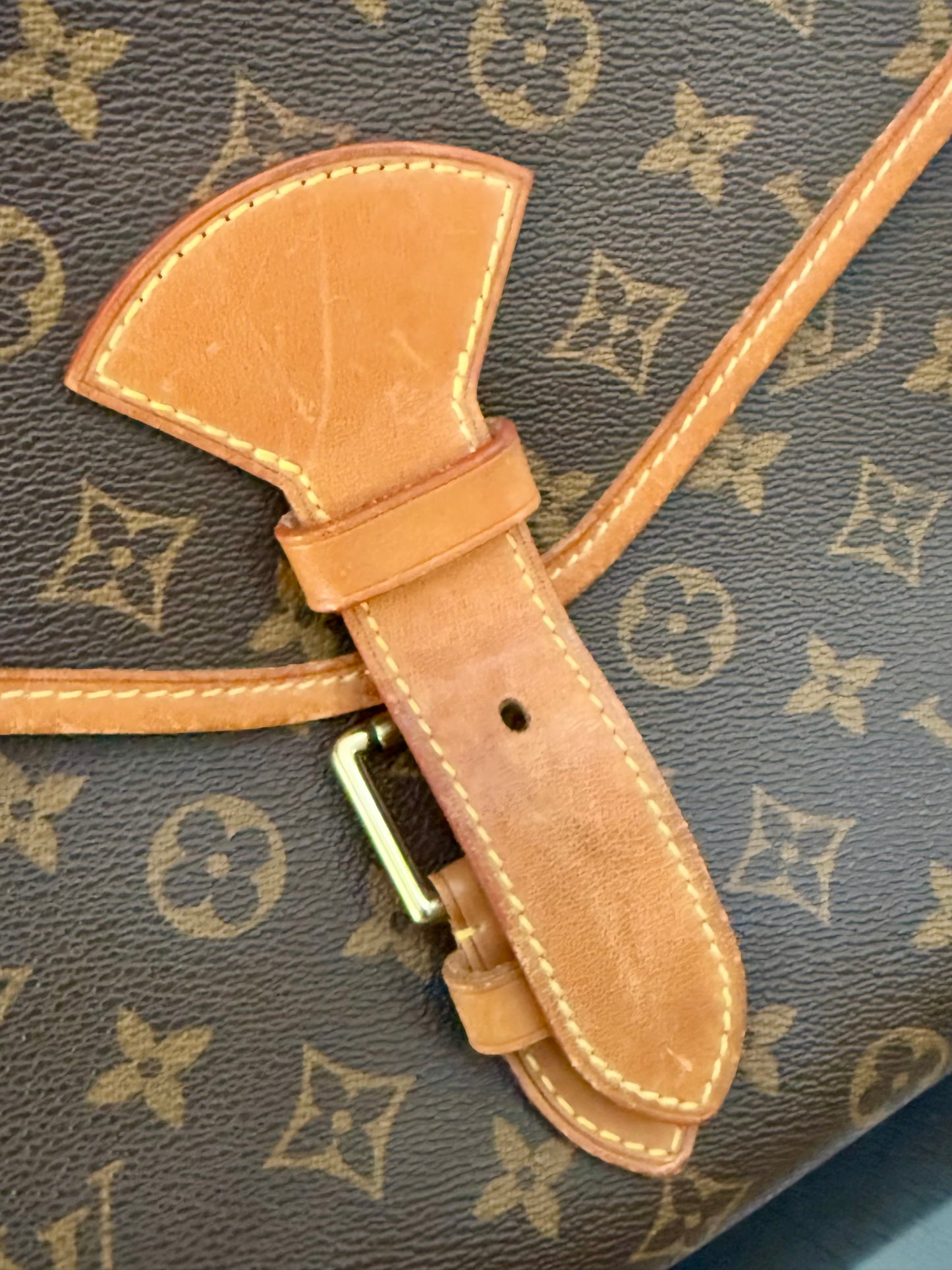 Beverly GM Satchel Crossbody - ๐
Year: 1996