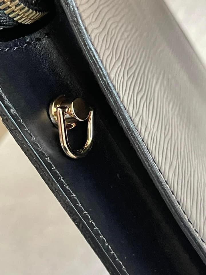 Pochette Homme Epi Converted to Crossbody -Year 1995