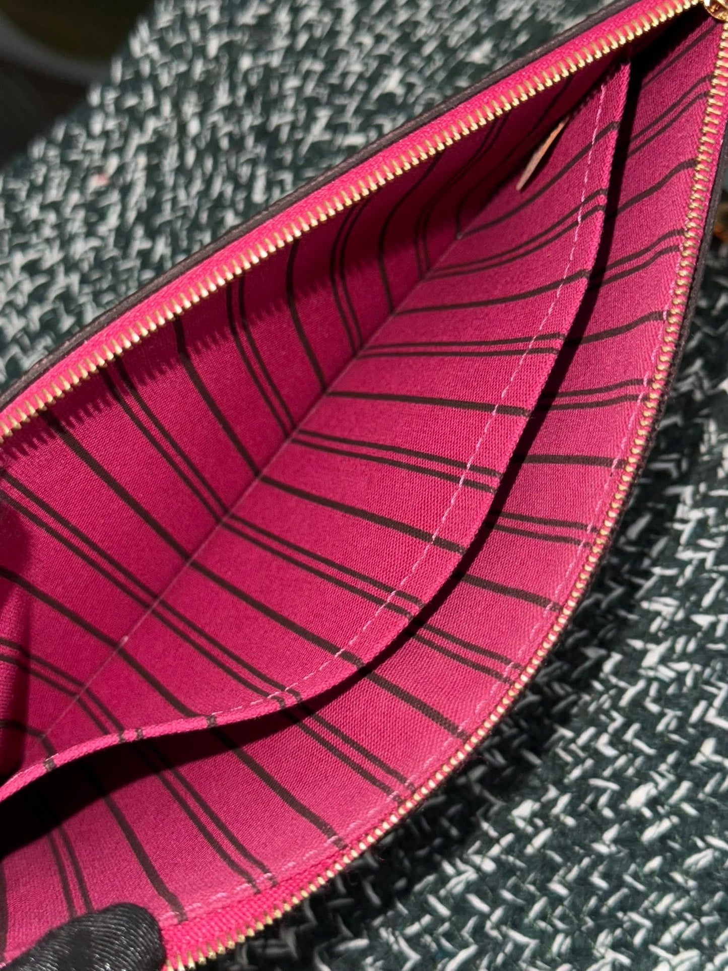 Neverfull MM/GM Pouch in Peony 🗓️ Year: 2020