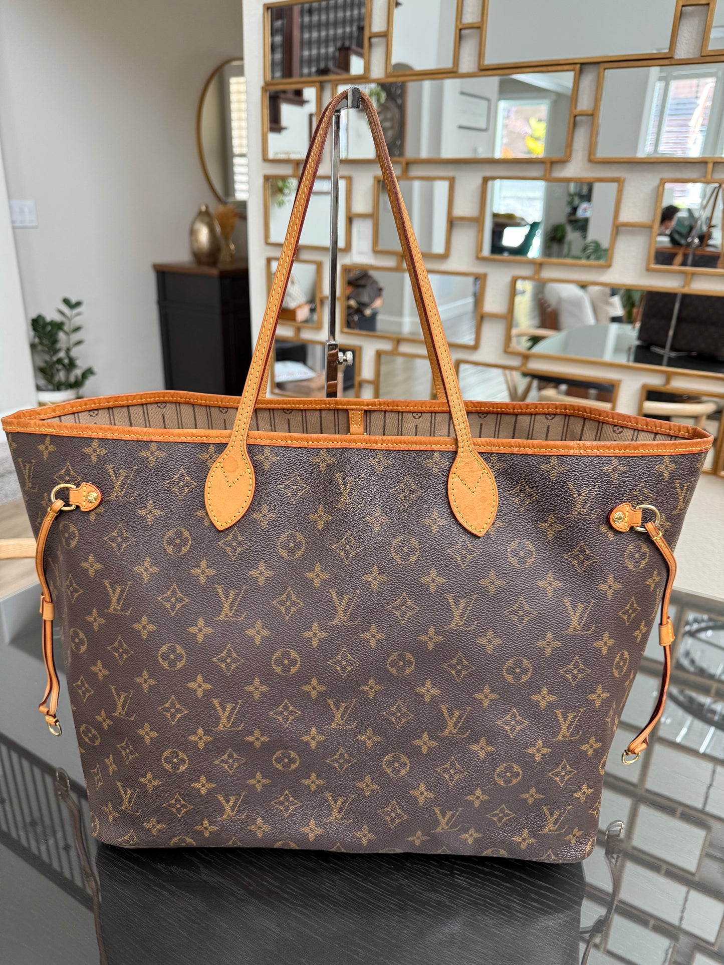 Neverfull GM with Dustbag and Insert Organizer ๐
Year: 2009
