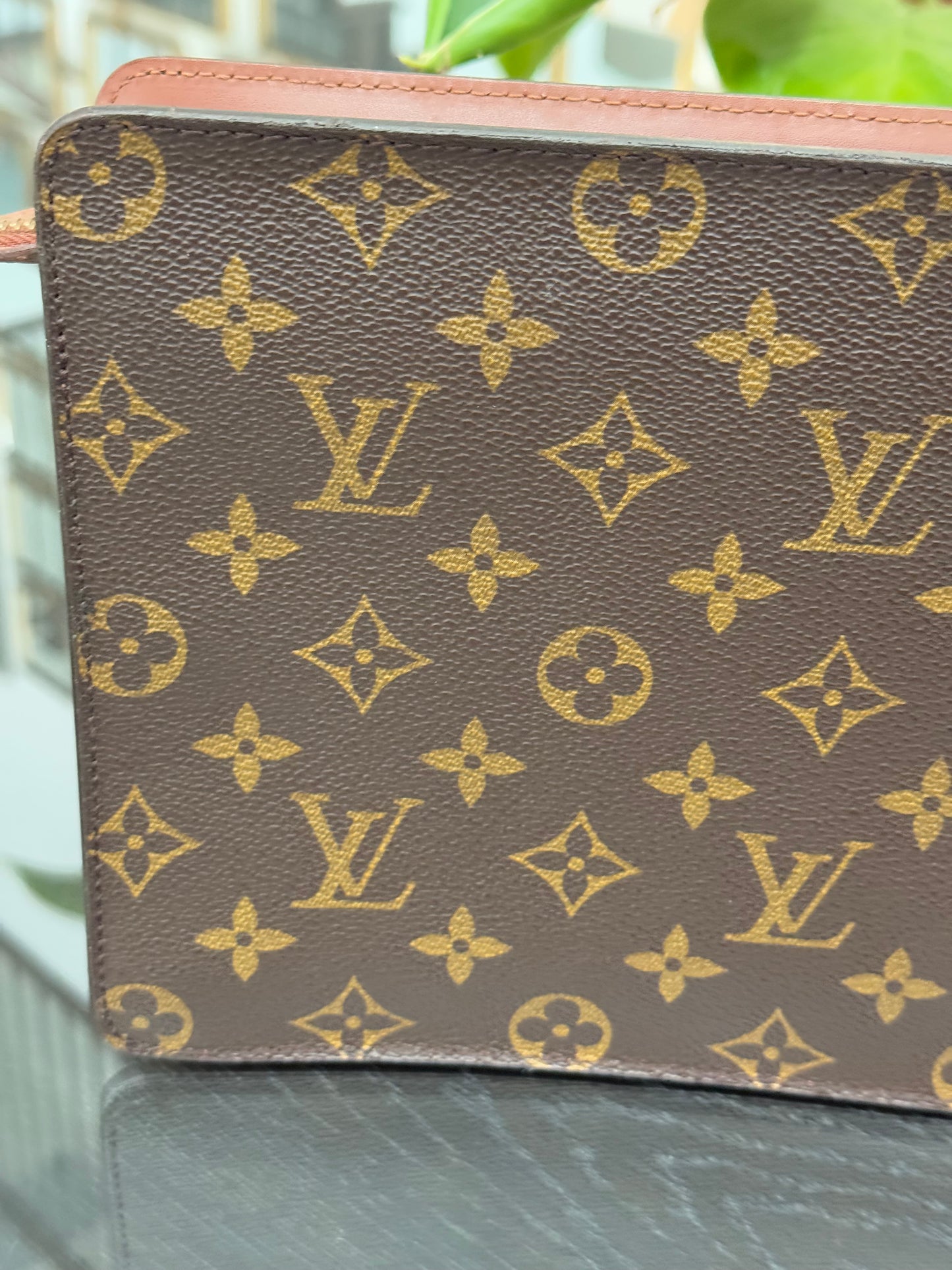 Pochette Homme with Generic Crossbody -🗓️ Year: 1995