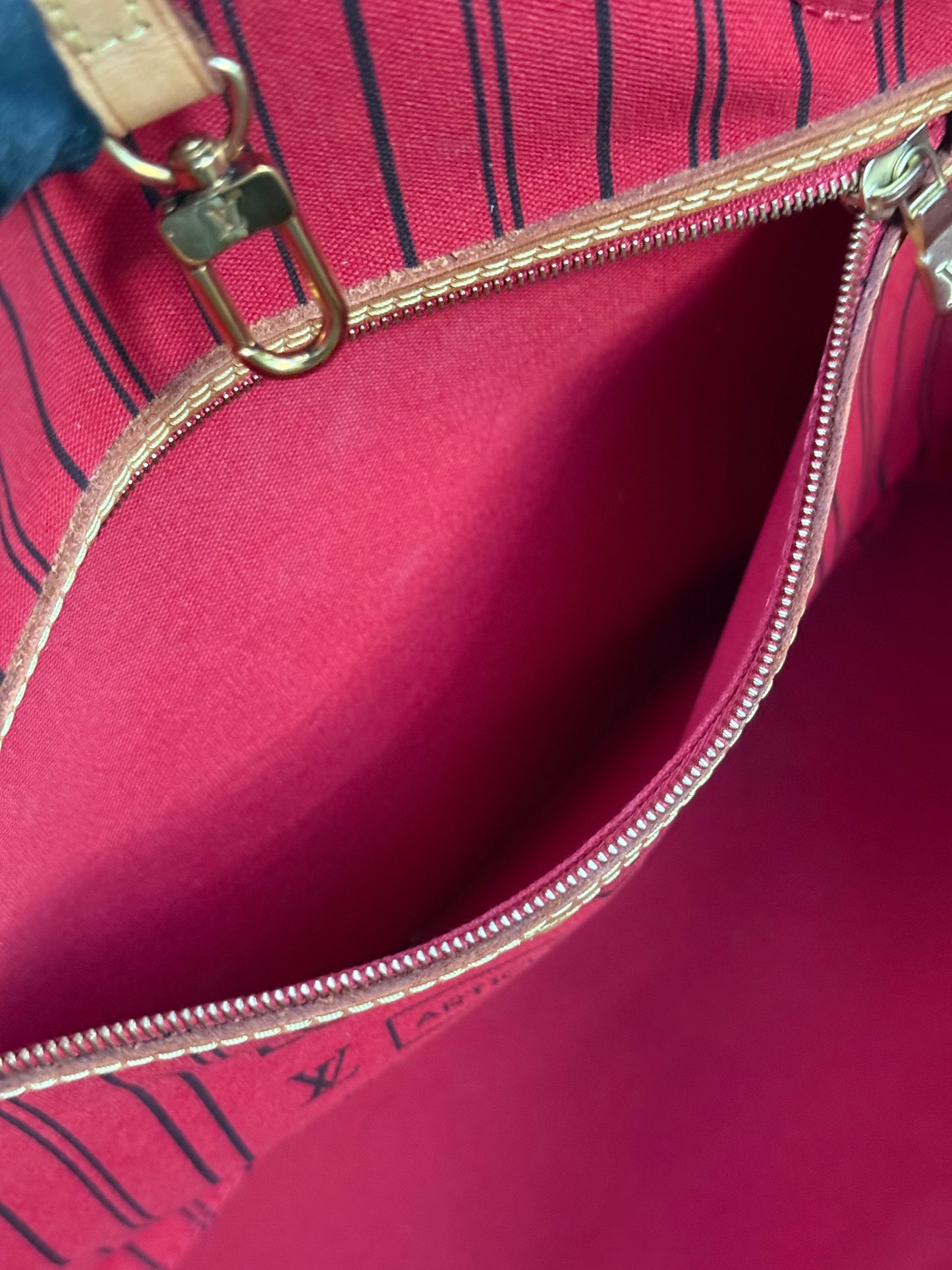 Neverfull MM in Cerise/ Red interior with Dustbag ๐
Year: 2018